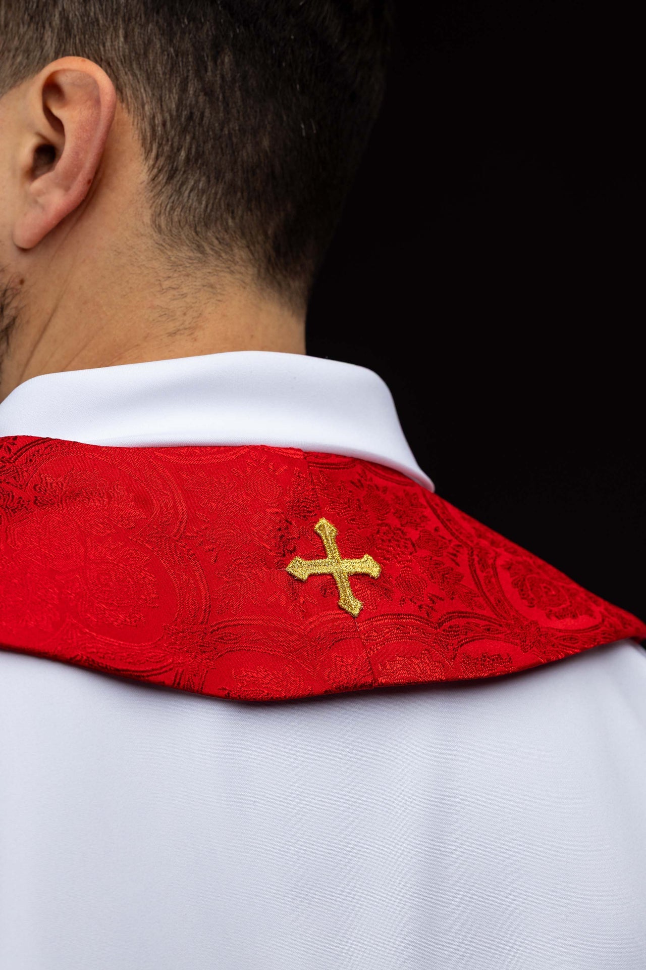 Stuła haftowana z motywem Krzyża czerwona tkanina żakardowa - ORNATY.PL