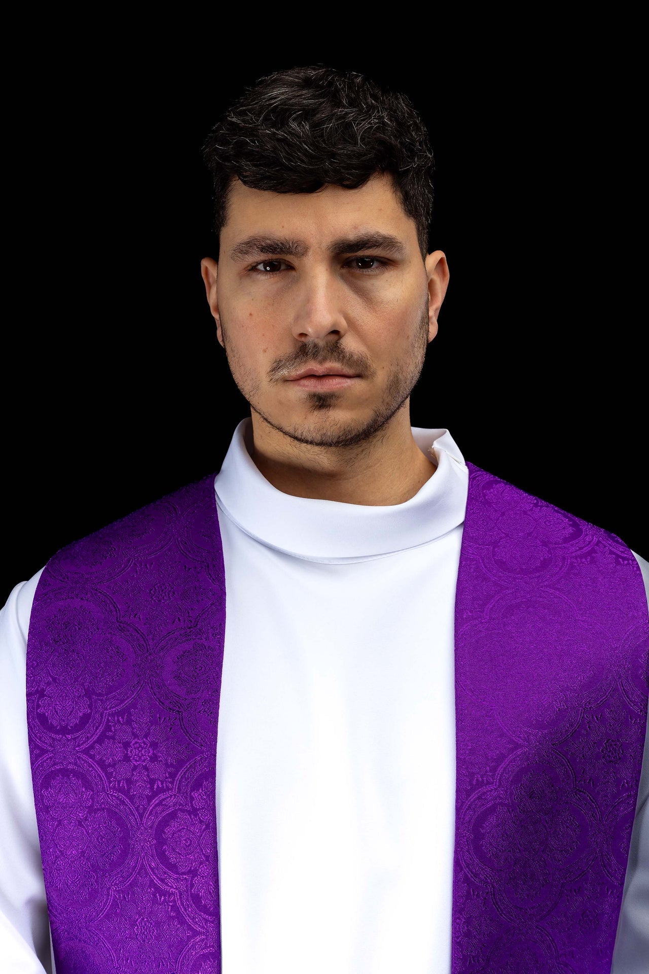 Stuła haftowana z motywem Krzyża fioletowa tkanina żakardowa - ORNATY.PL