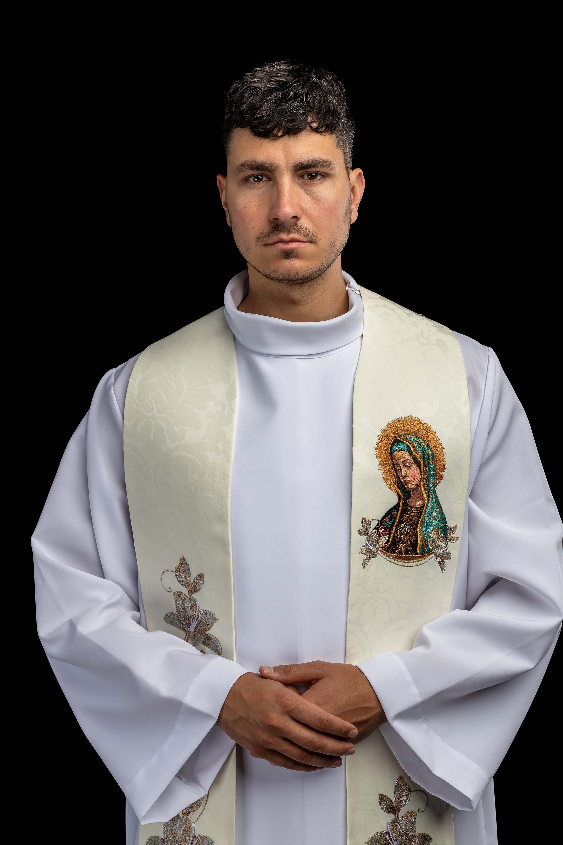 Estola bordada con la imagen de Nuestra Señora de Guadalupe