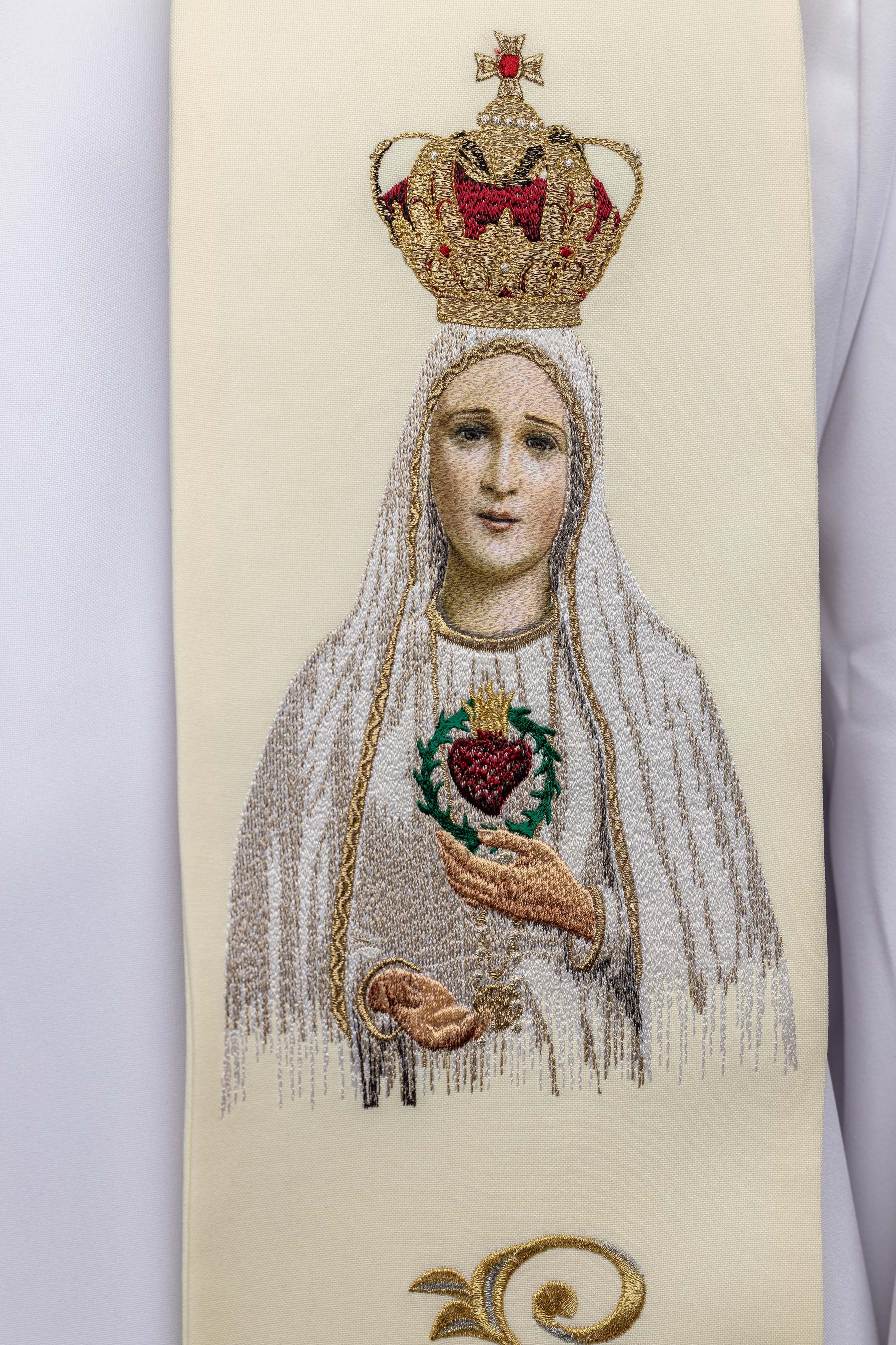 Estola bordada con la imagen de Nuestra Señora de Fátima