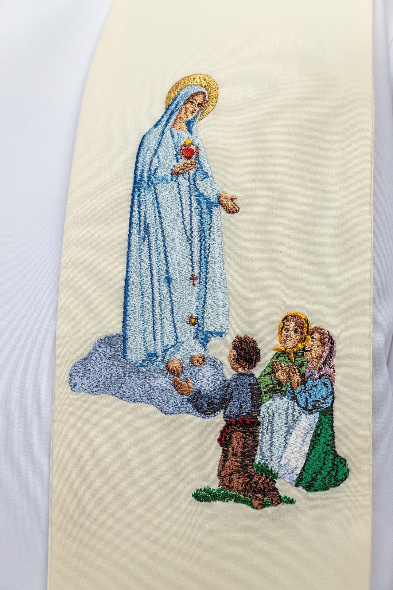 Estola bordada con la imagen de Nuestra Señora de Fátima