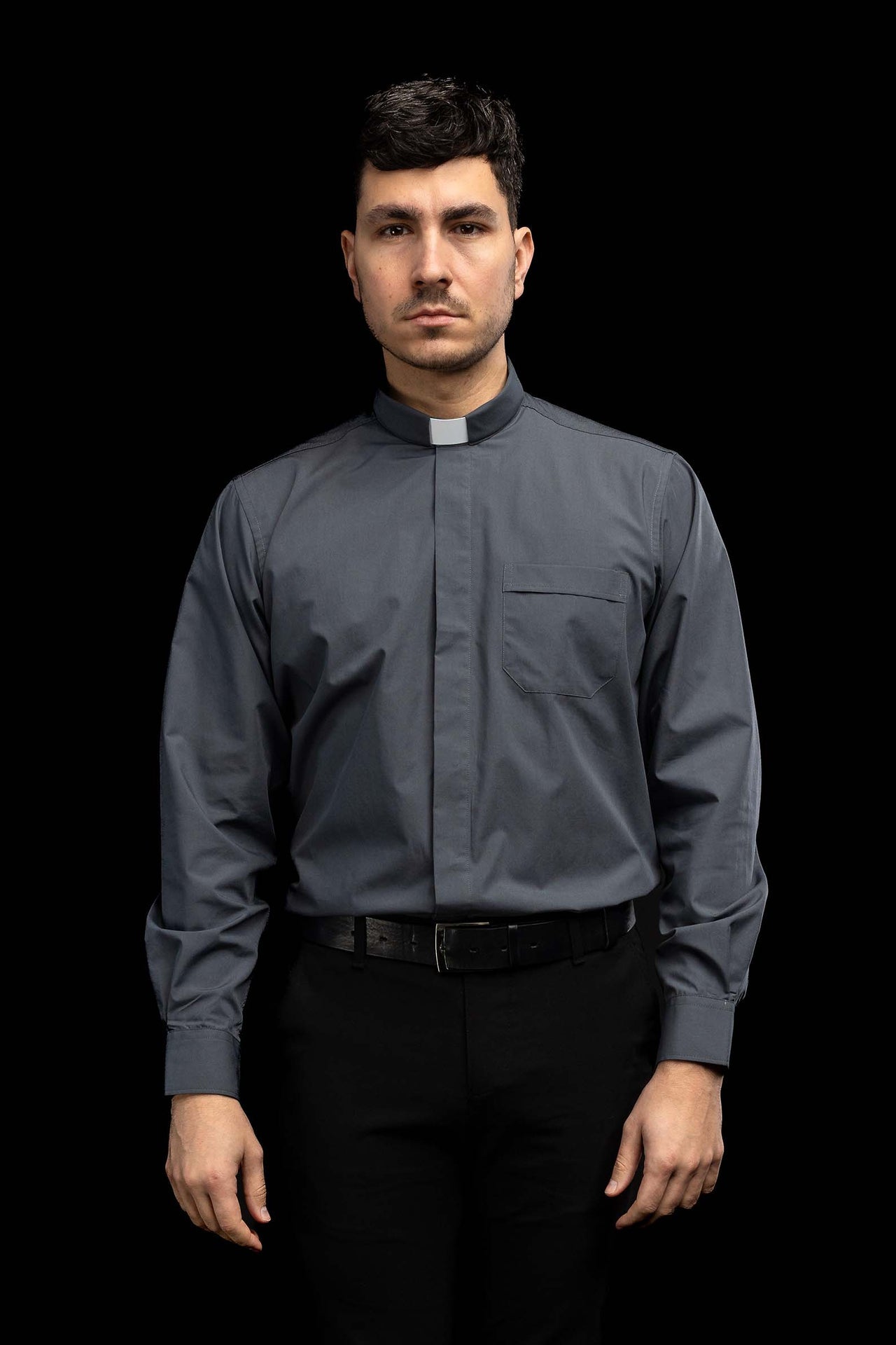 Camisa clerical gris oscuro de manga larga con alzacuello