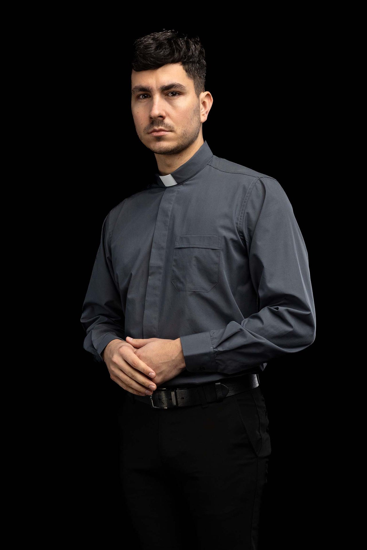 Camisa clerical gris oscuro de manga larga con alzacuello