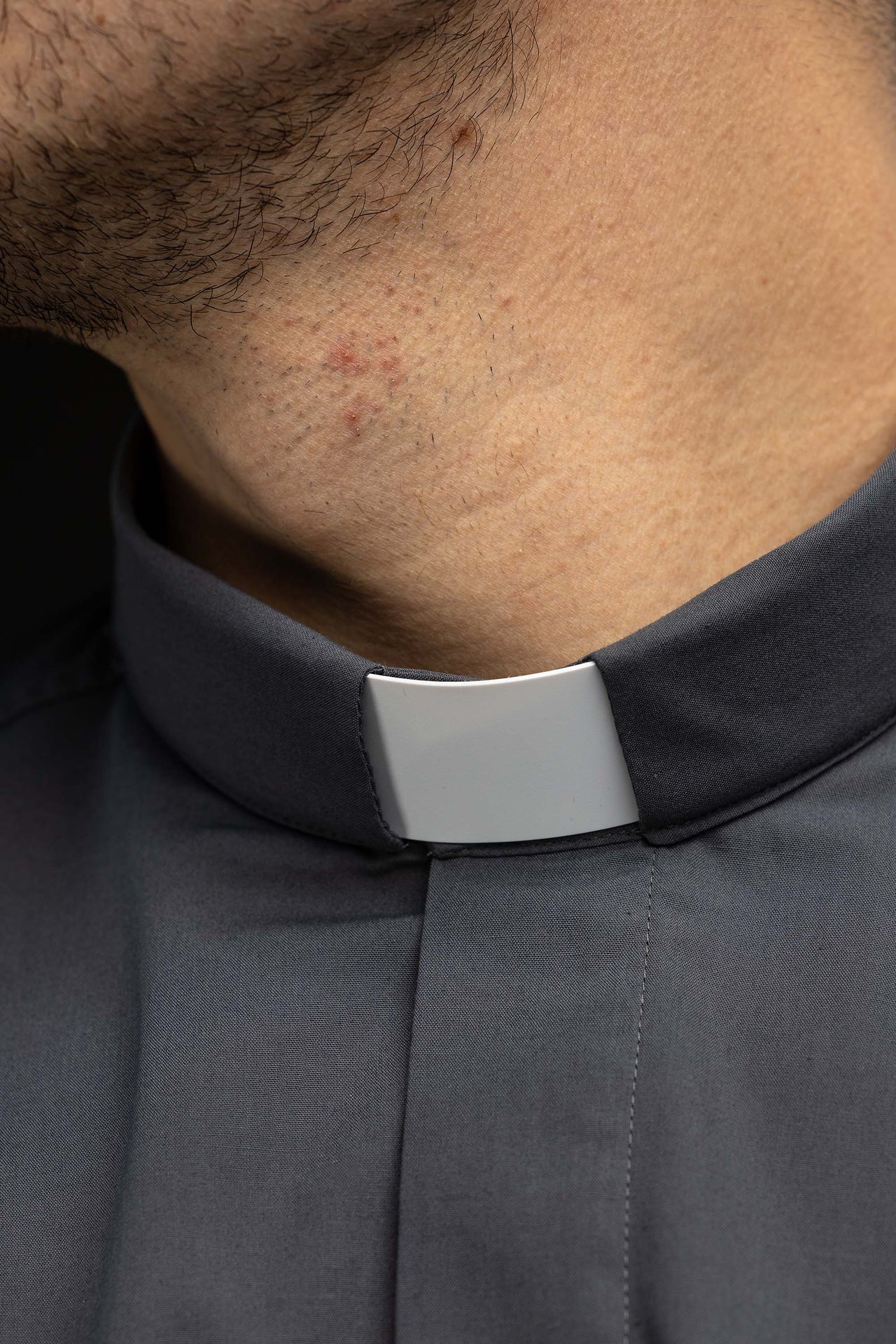 Camisa clerical gris oscuro de manga larga con alzacuello