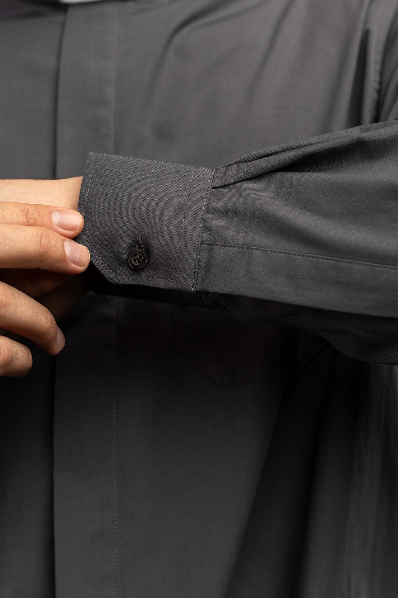 Camisa clerical gris oscuro de manga larga con alzacuello