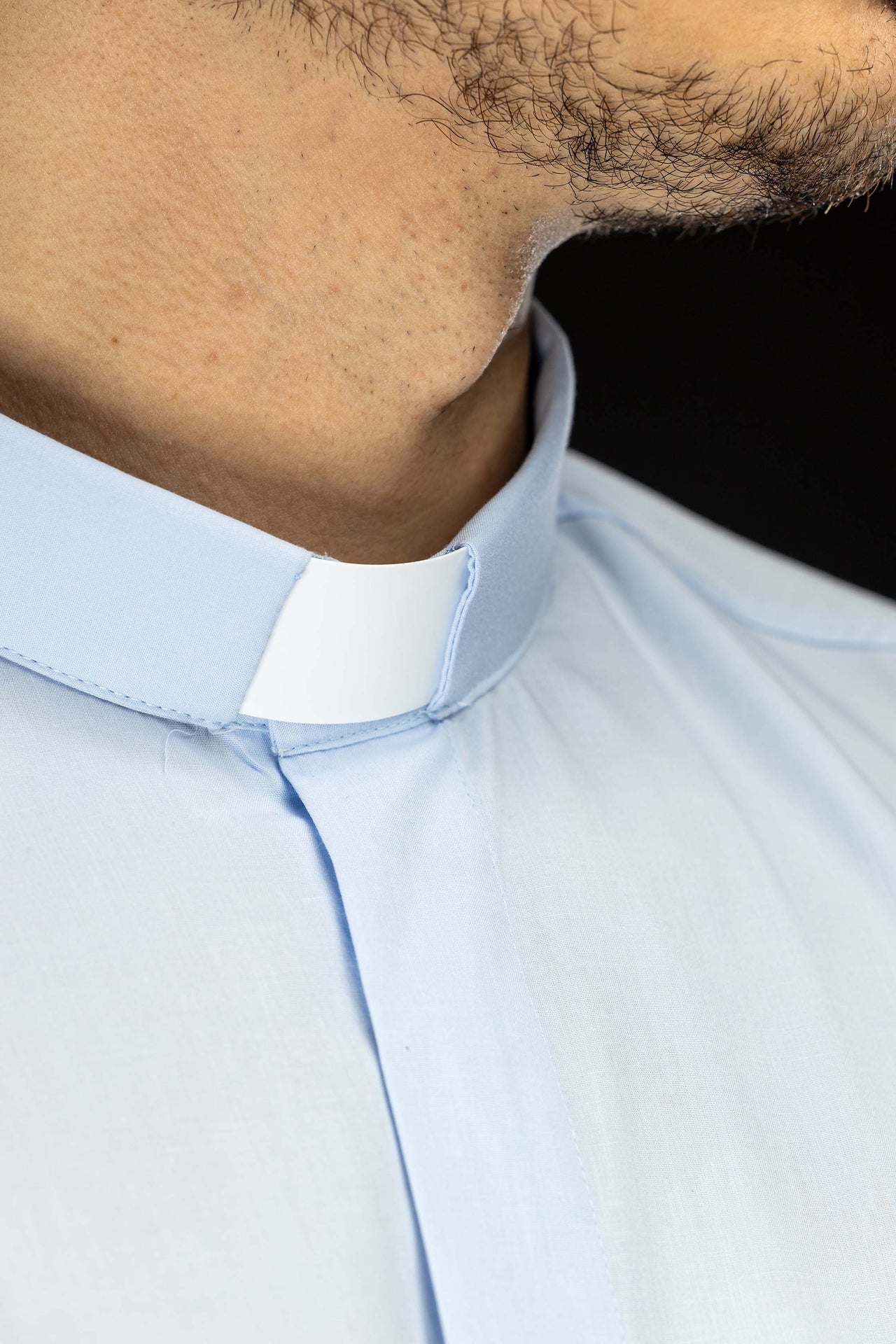 Camisa clerical azul de manga larga con alzacuello