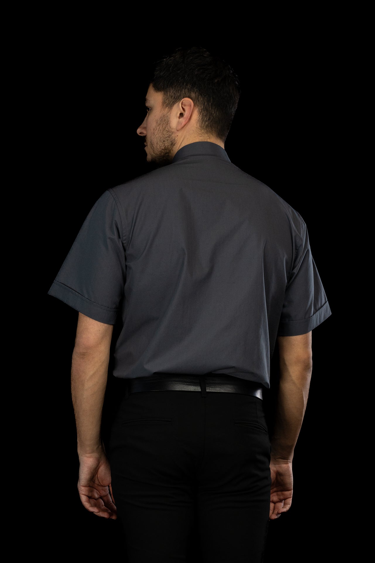 Camisa clerical gris oscuro de manga corta con alzacuello