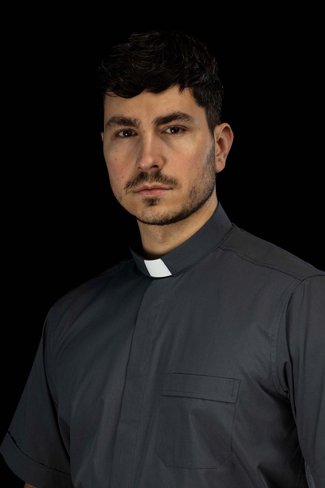 Camisa clerical gris oscuro de manga corta con alzacuello