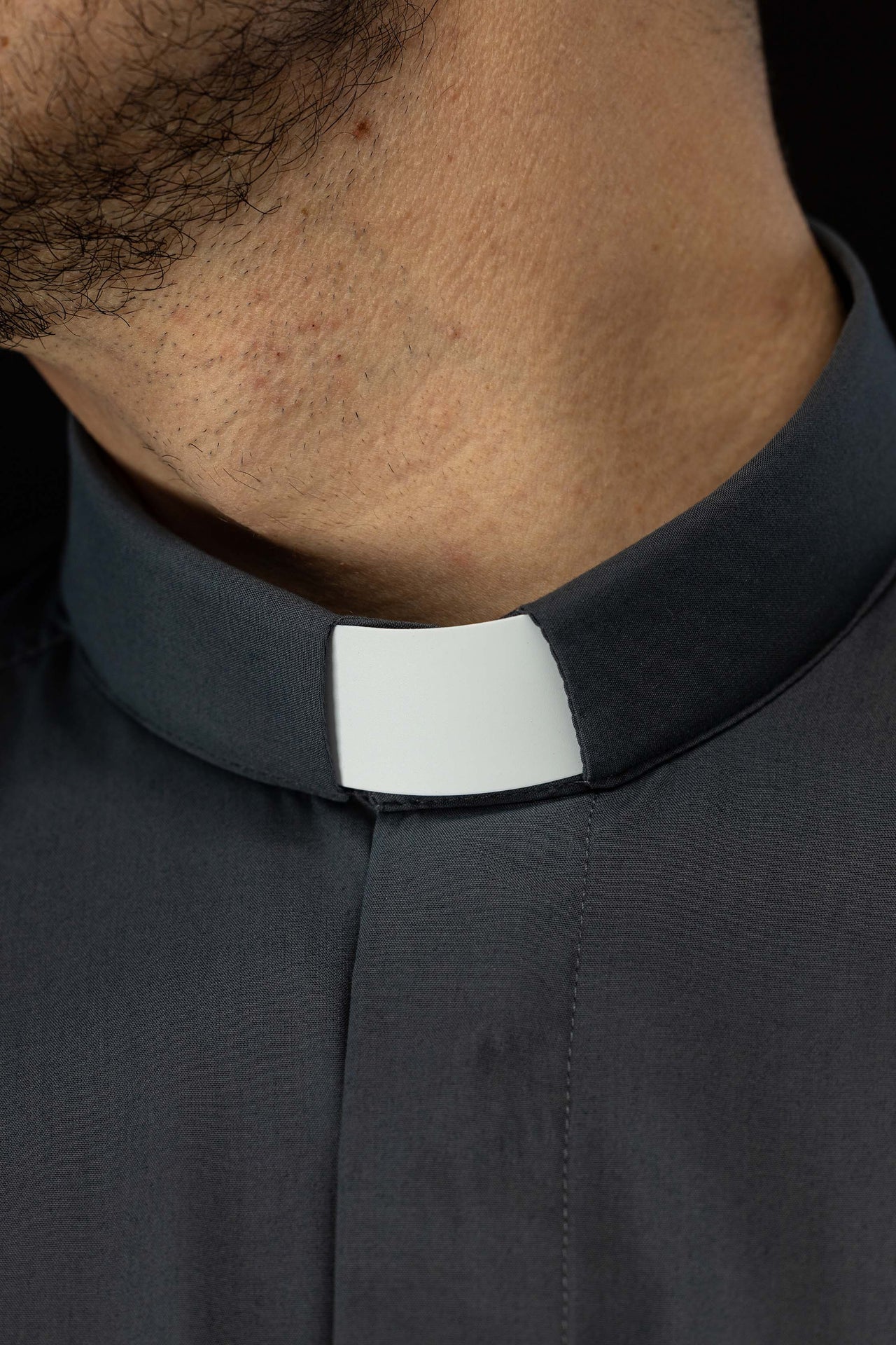 Camisa clerical gris oscuro de manga corta con alzacuello