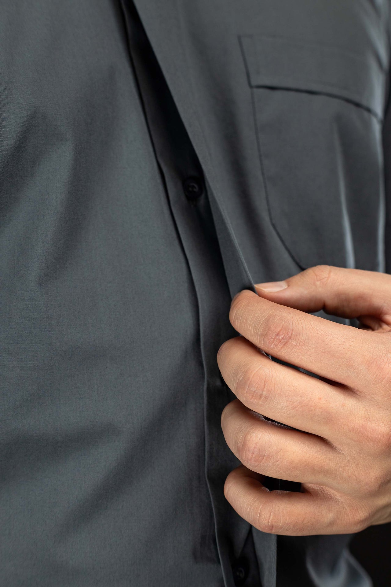 Camisa clerical gris oscuro de manga corta con alzacuello