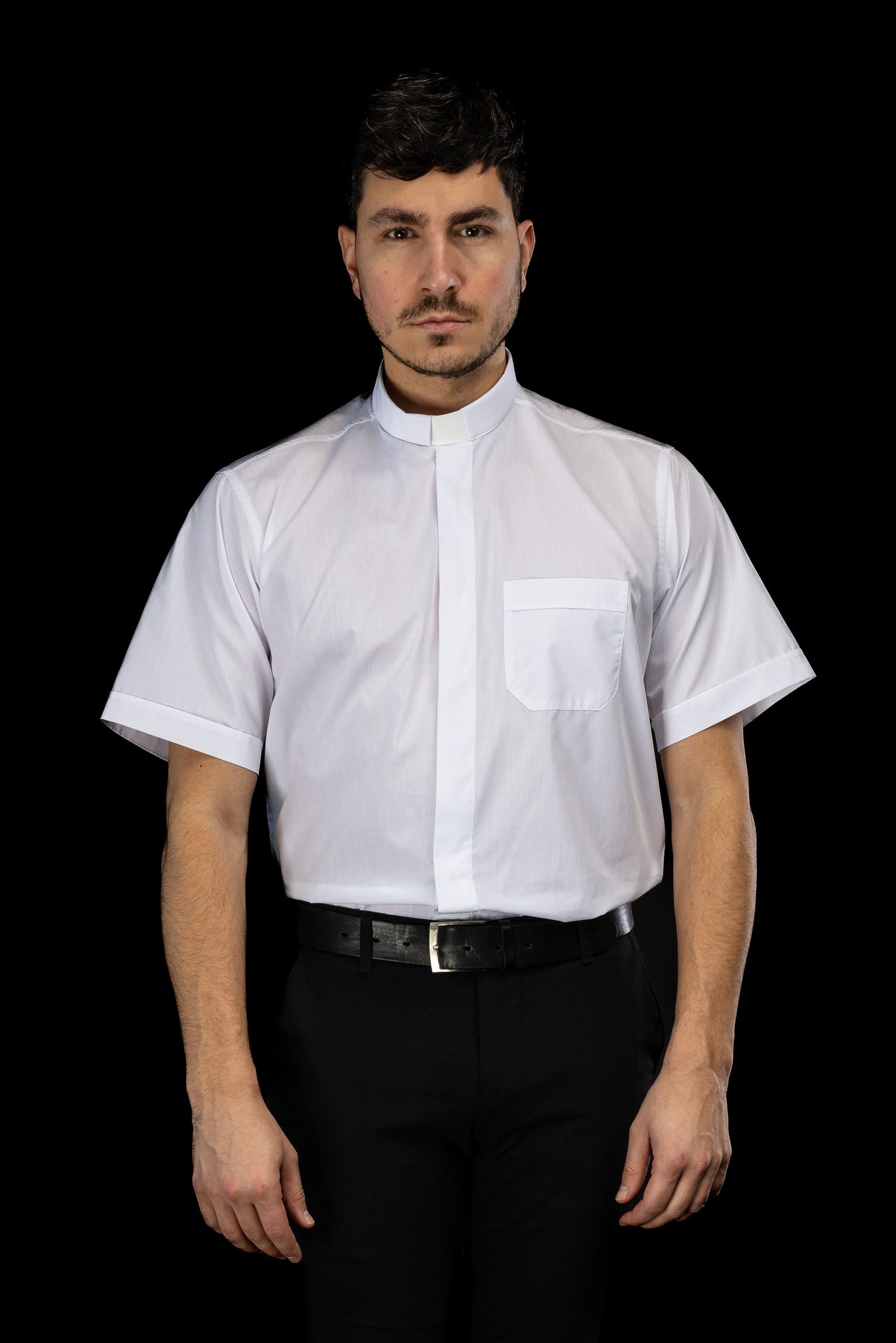 Camisa clerical blanca de manga corta con alzacuello