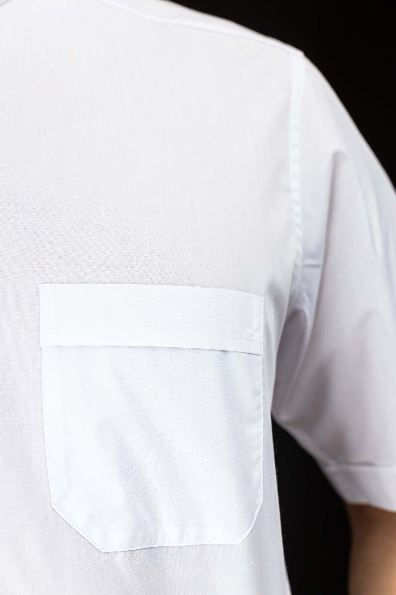 Camisa clerical blanca de manga corta con alzacuello