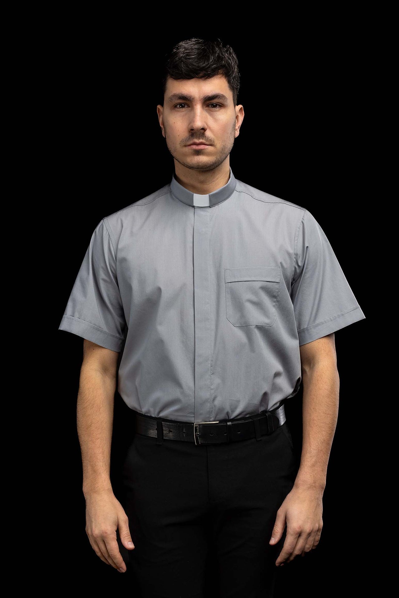 Camisa clerical gris claro de manga corta con alzacuello