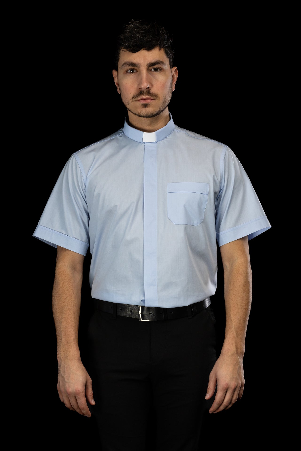 Camisa clerical azul de manga corta con alzacuello