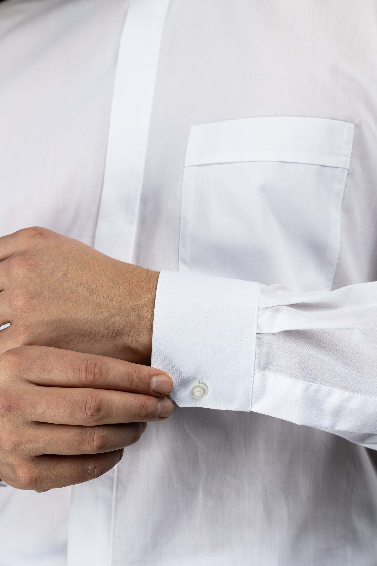 Camisa clerical romana blanca de manga larga con alzacuello