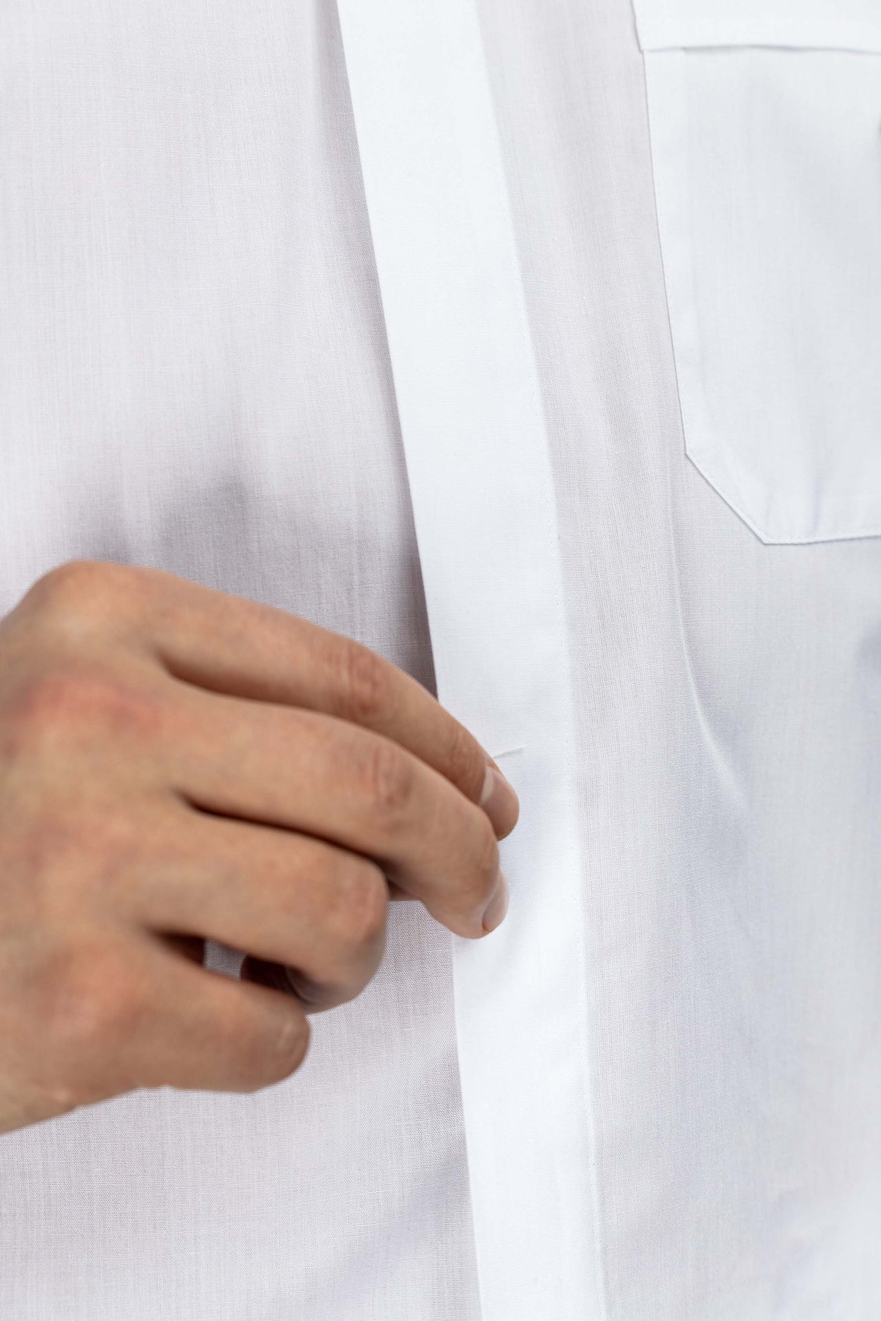 Camisa clerical romana blanca de manga larga con alzacuello