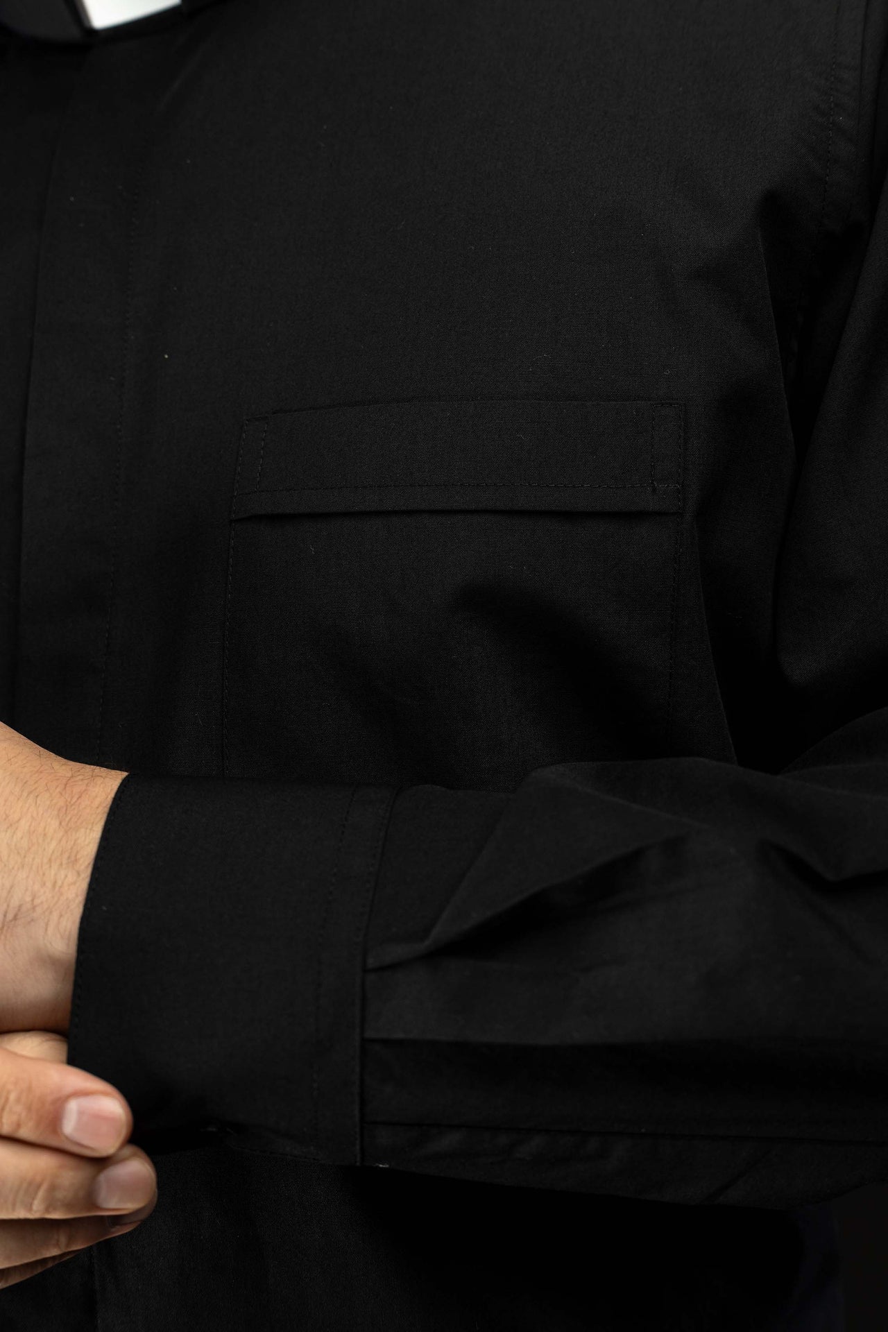 Camisa clerical romana negra de manga larga con alzacuello