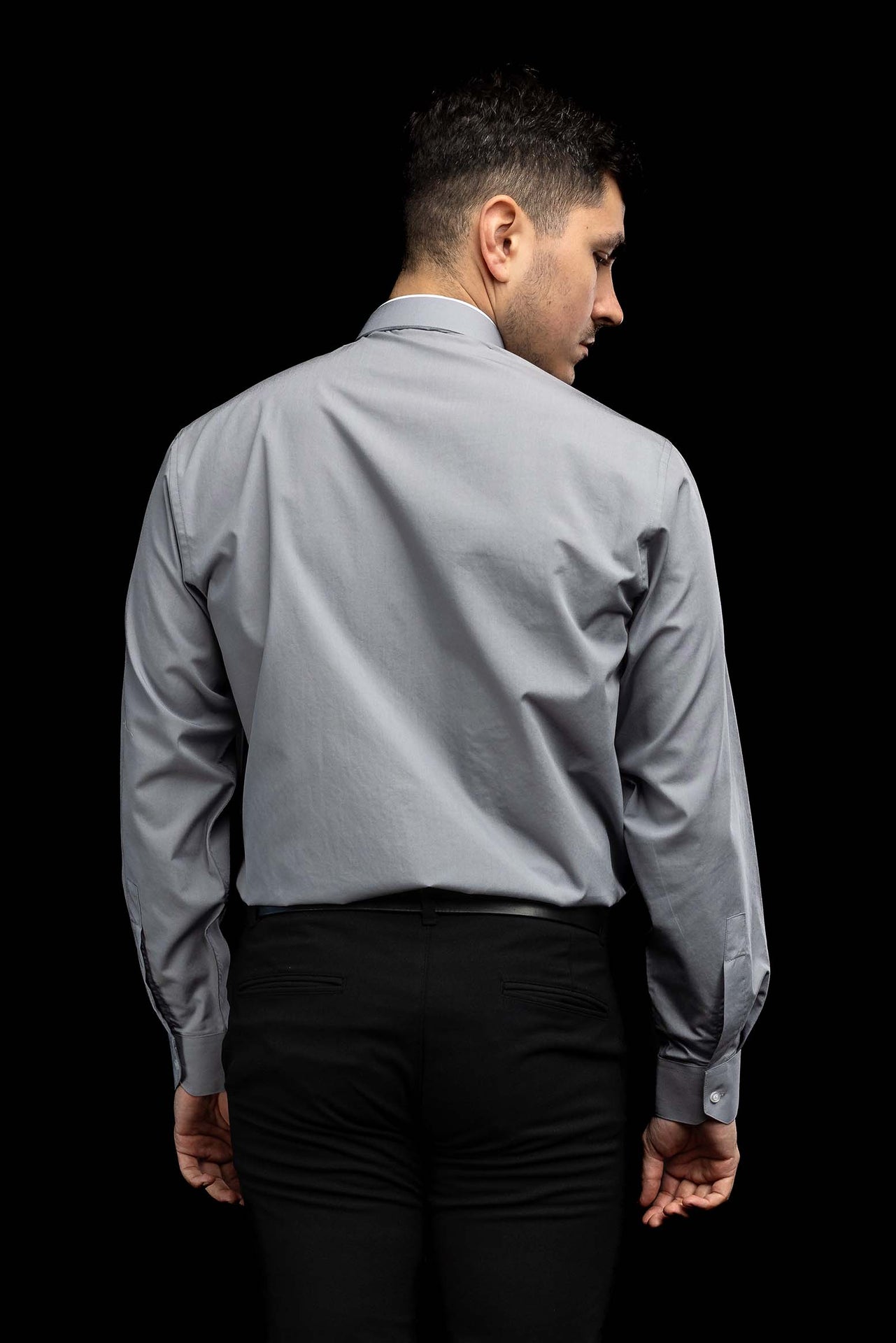 Camisa clerical romana gris claro de manga larga con alzacuello