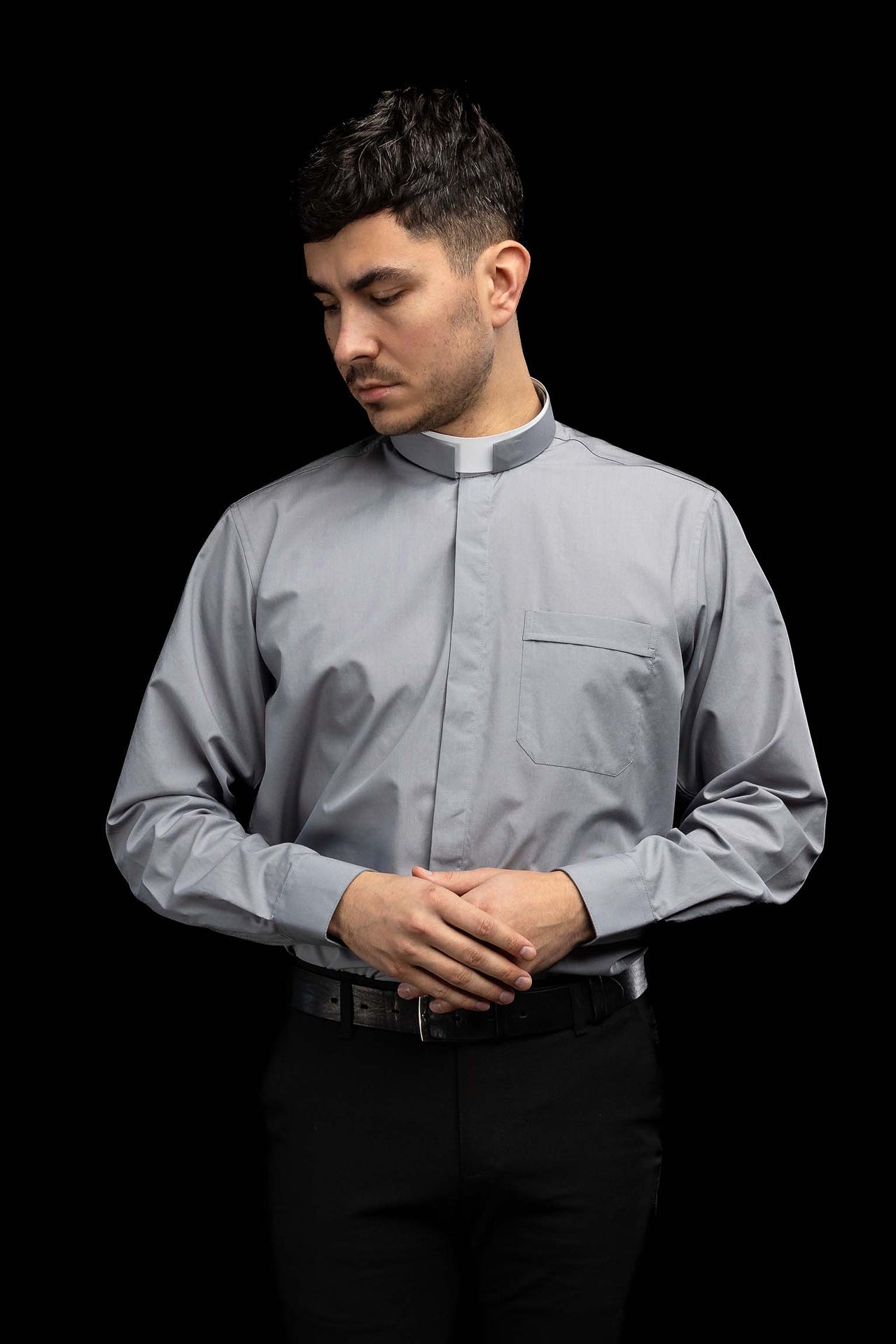 Camisa clerical romana gris claro de manga larga con alzacuello