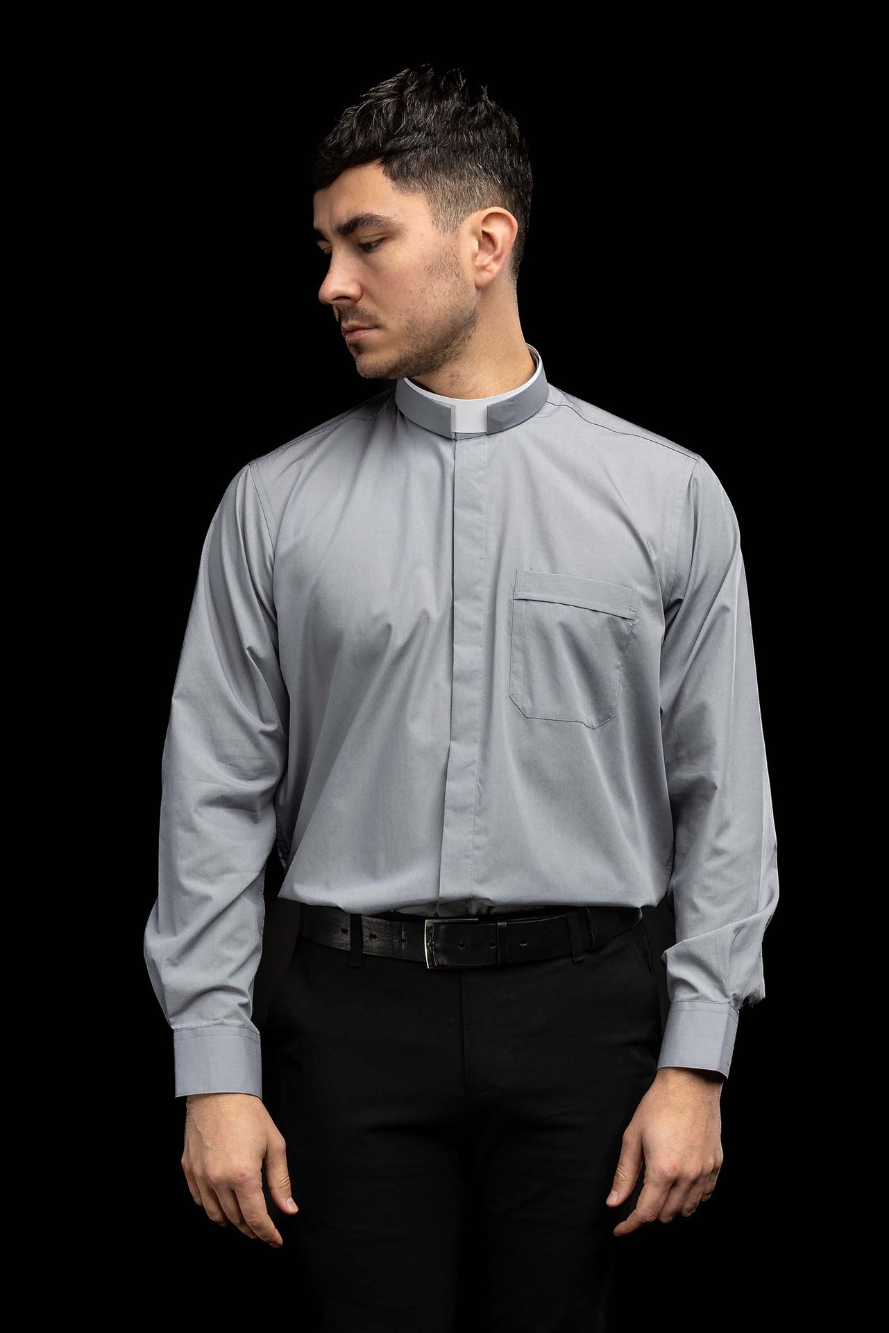 Camisa clerical romana gris claro de manga larga con alzacuello
