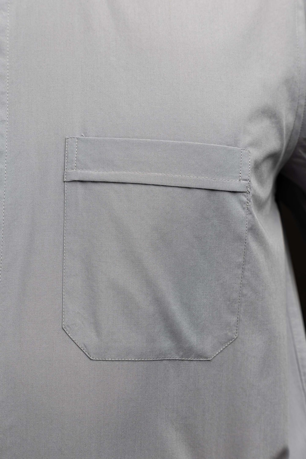 Camisa clerical romana gris claro de manga larga con alzacuello