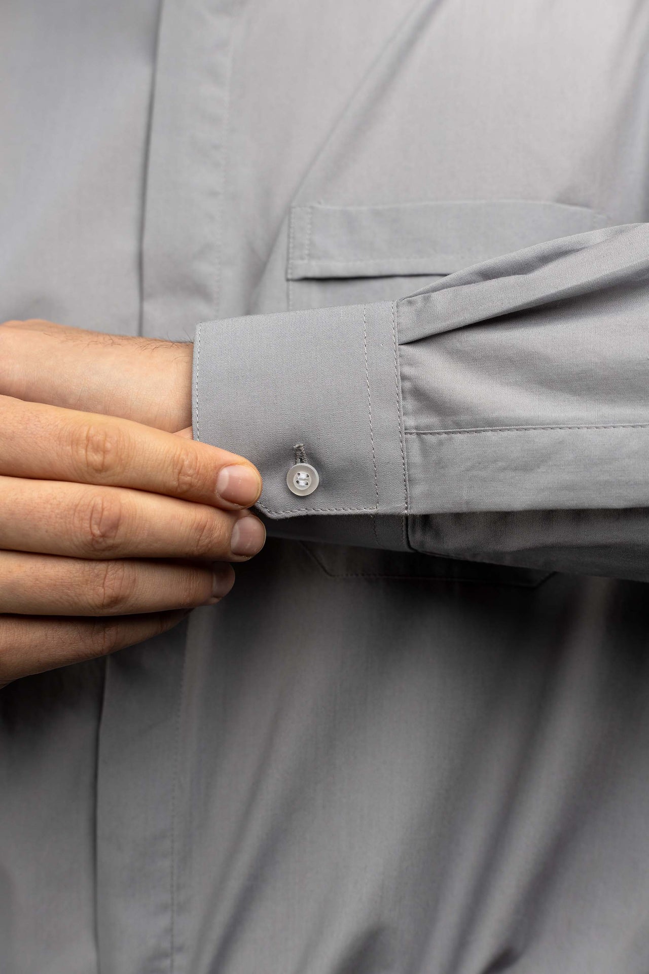 Camisa clerical romana gris claro de manga larga con alzacuello