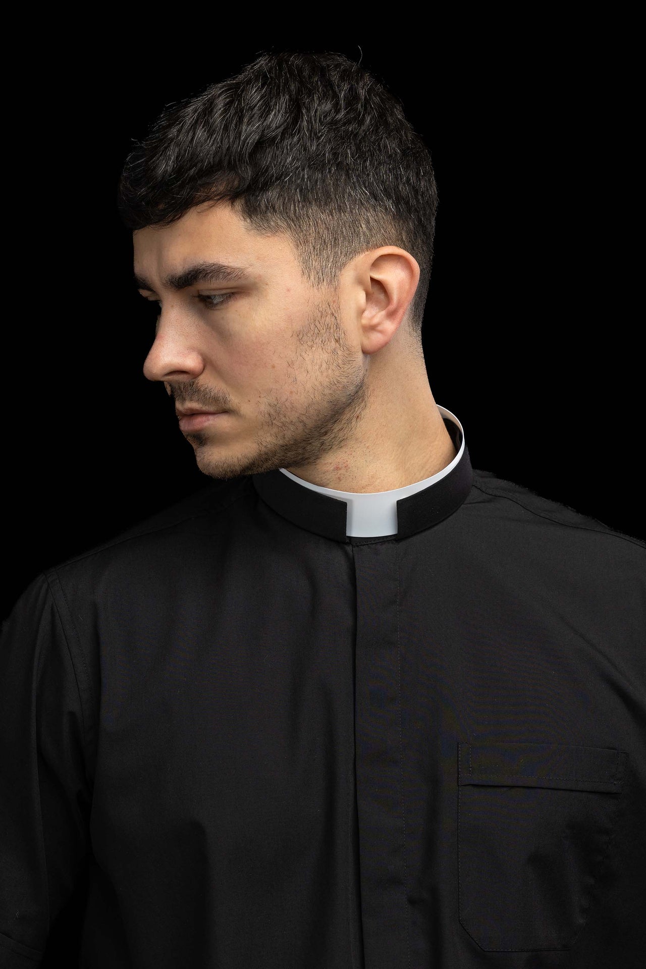 Camisa clerical romana negra de manga corta con alzacuello