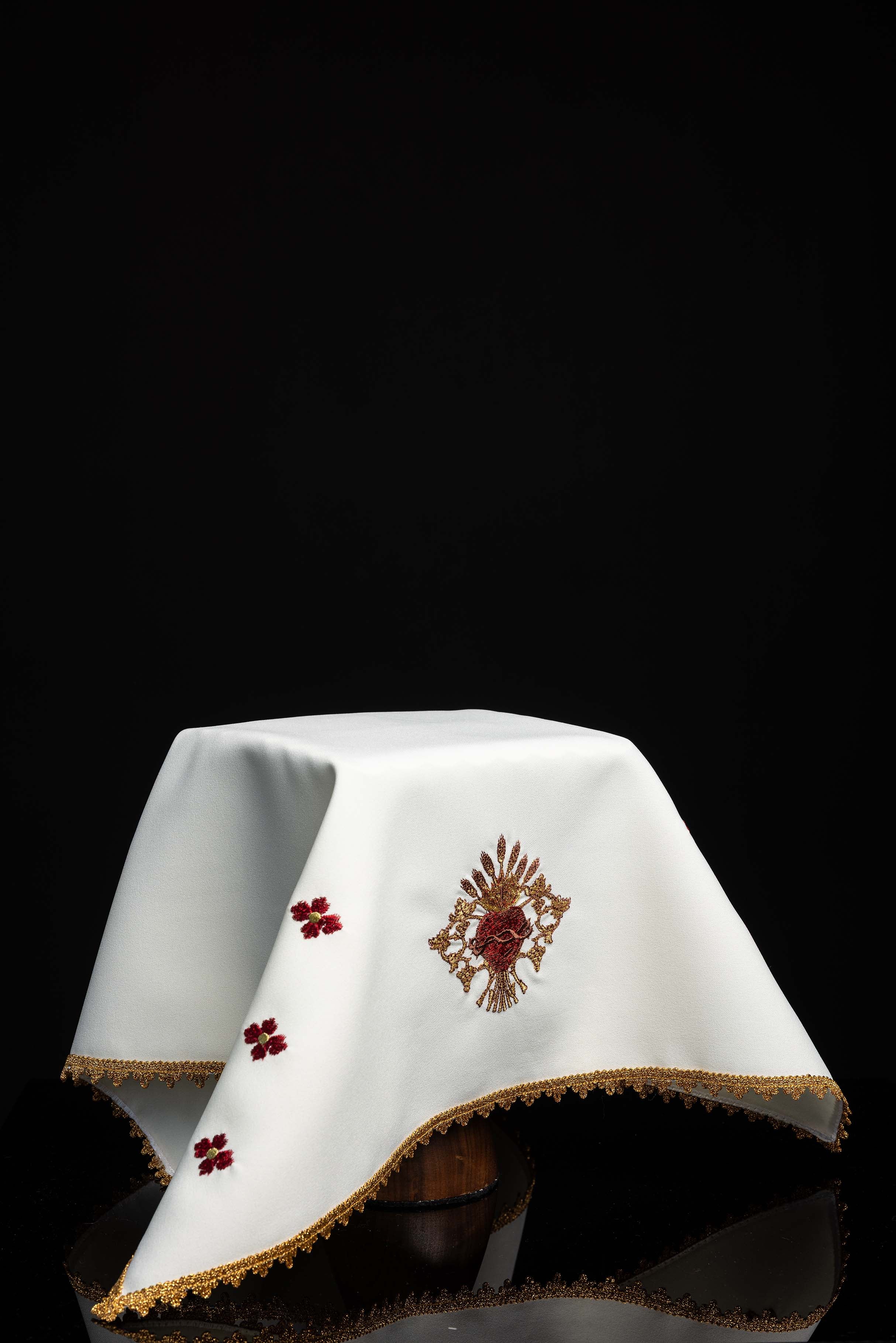 Capa de cálice em marfim com bordado do Coração de Jesus