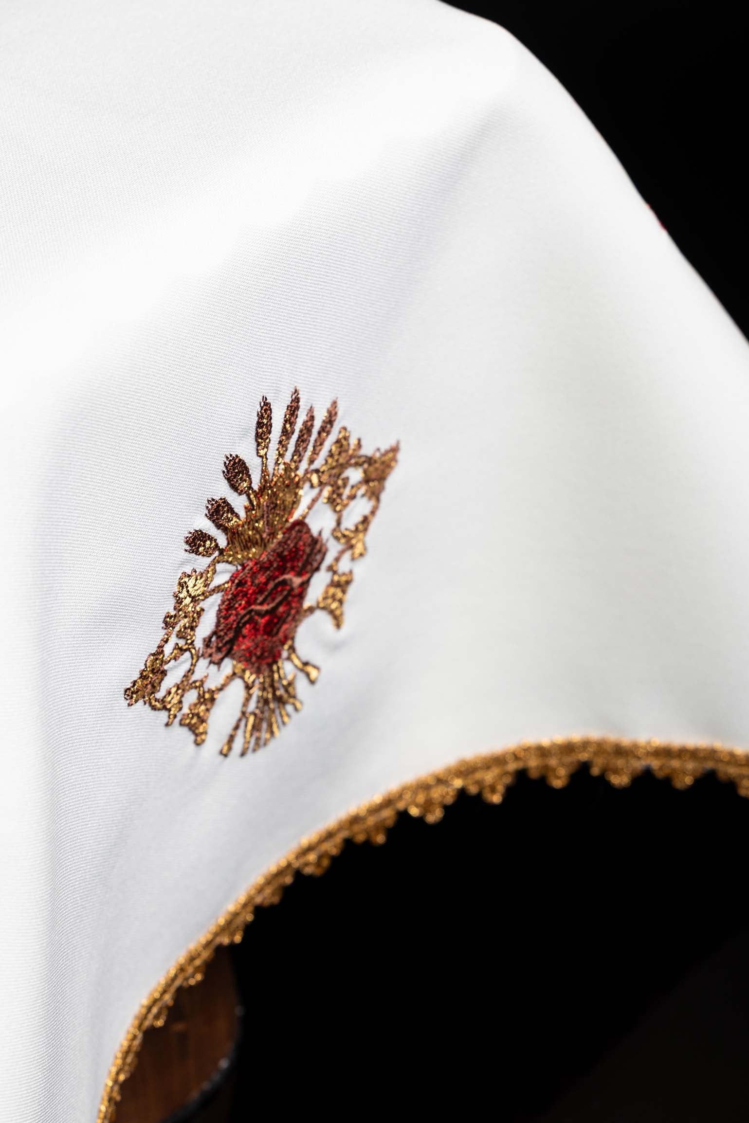 Capa de cálice em marfim com bordado do Coração de Jesus