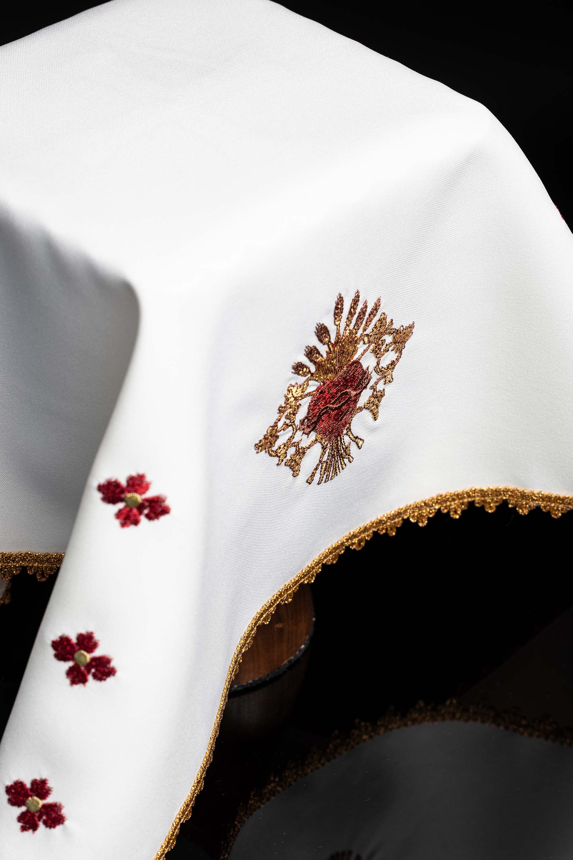 Capa de cálice em marfim com bordado do Coração de Jesus