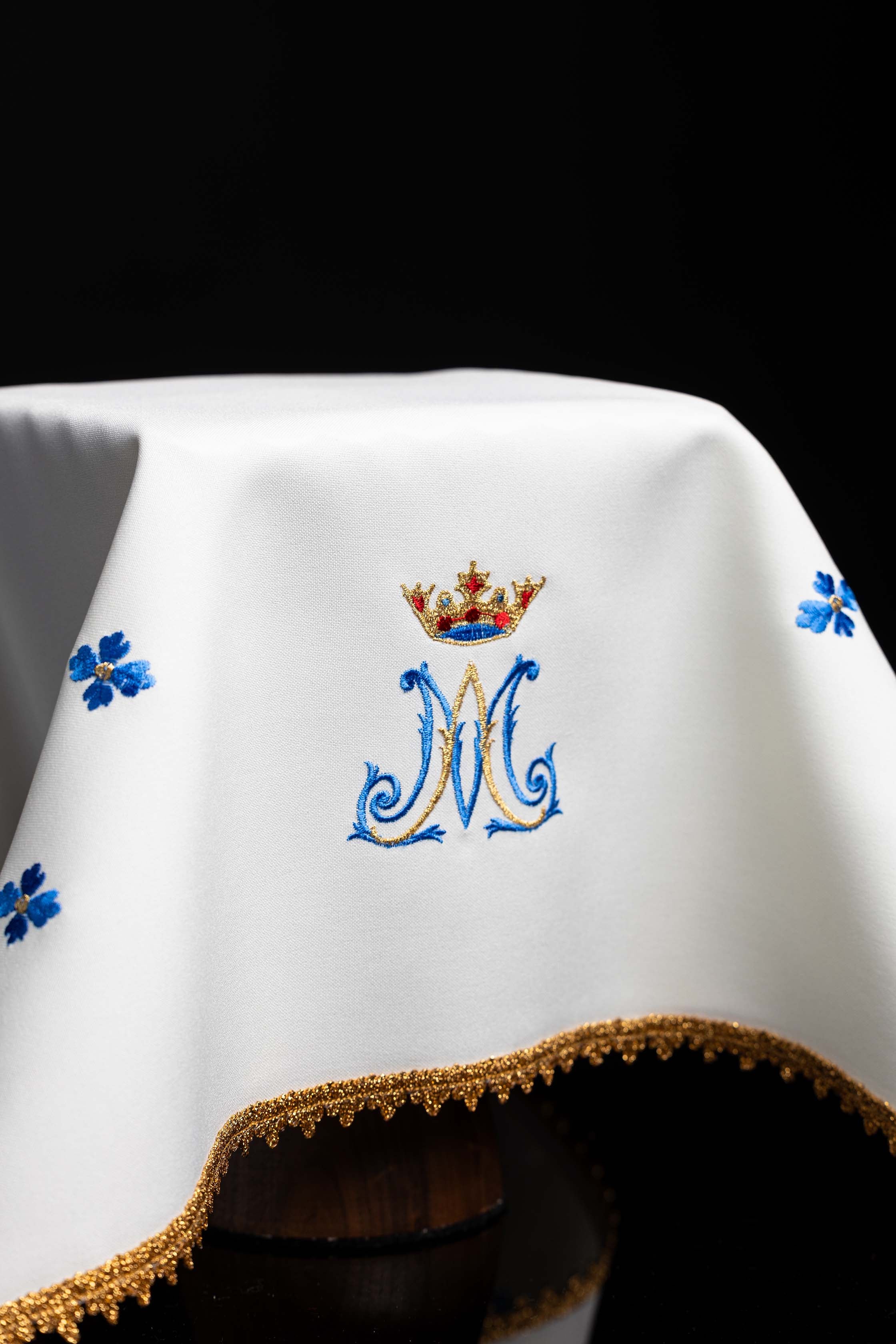 Cálice de marfim bordado com símbolo mariano