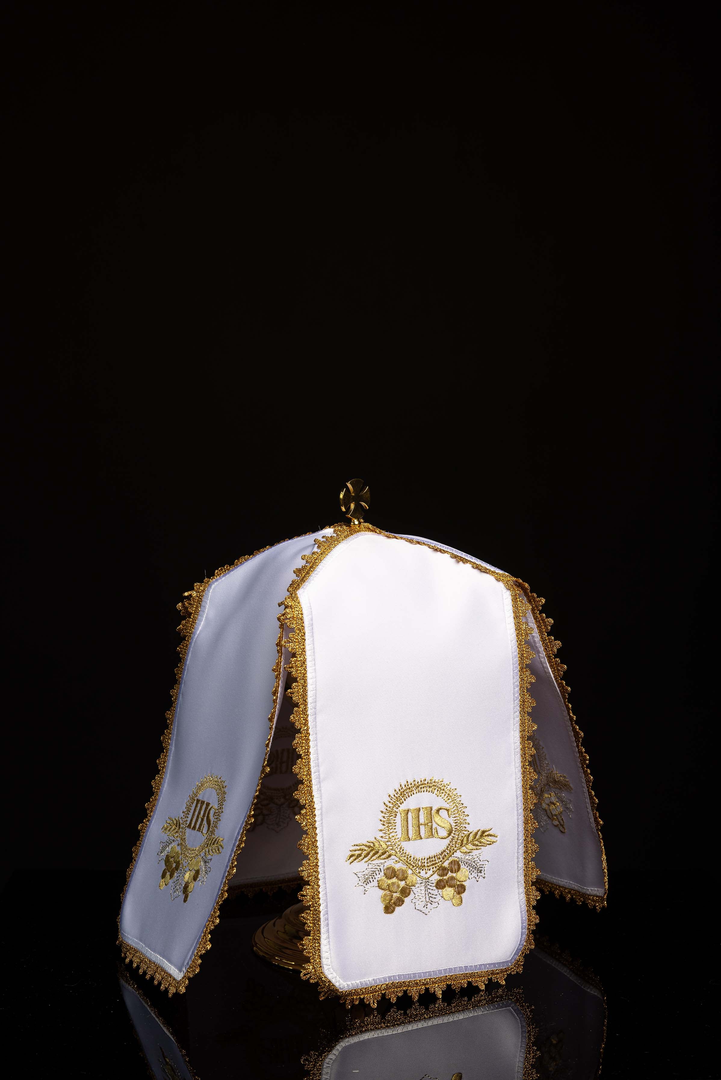 Capa de cibório com bordado de cruz e uvas