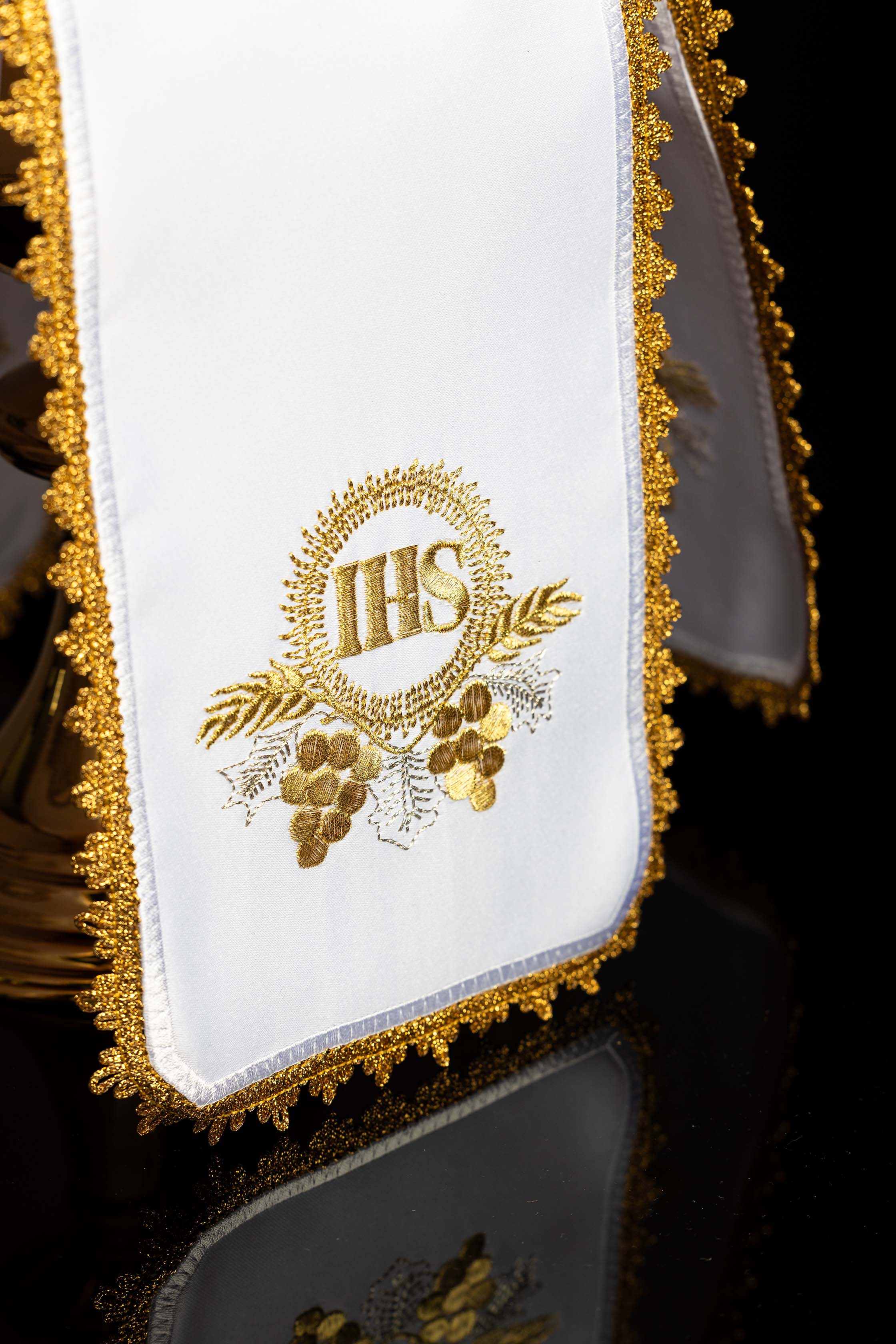 Capa de cibório com bordado de cruz e uvas