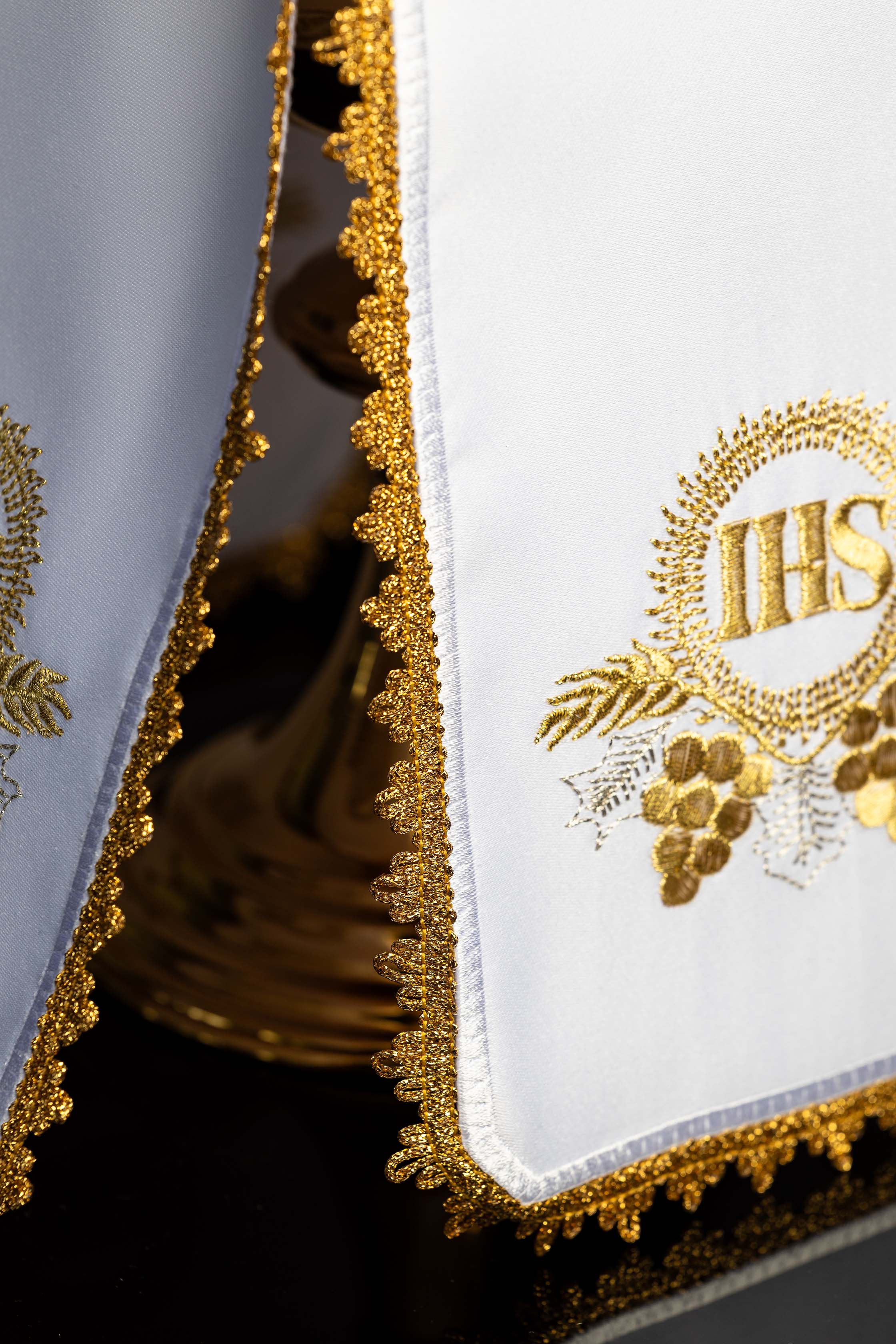 Capa de cibório com bordado de cruz e uvas