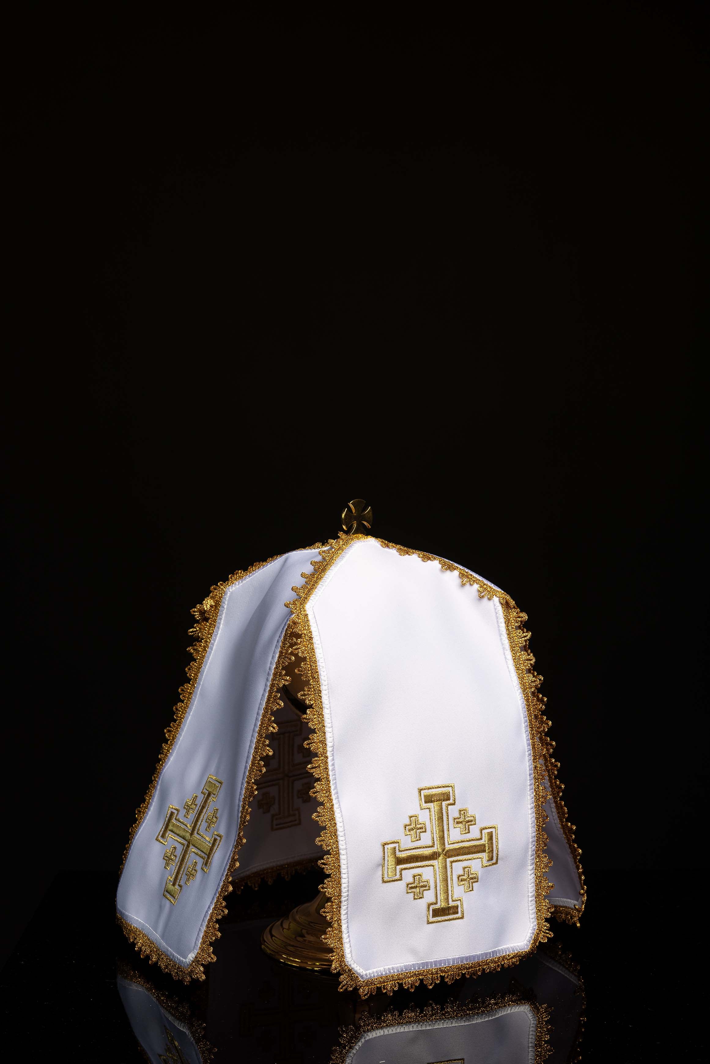 Capa de cibório com bordado dourado, Cruz de Jerusalém