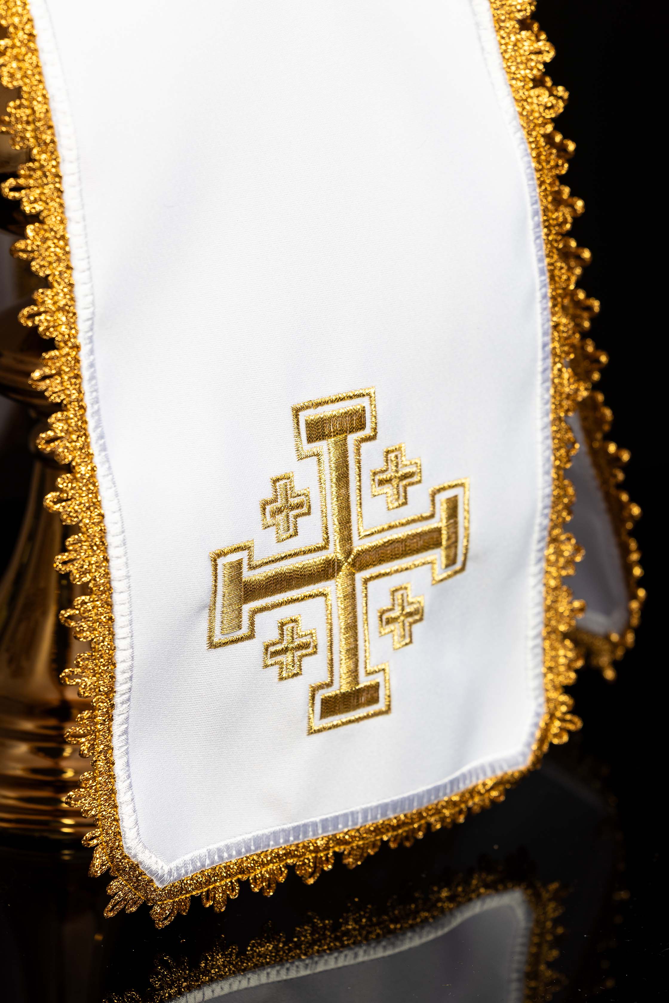 Capa de cibório com bordado dourado, Cruz de Jerusalém