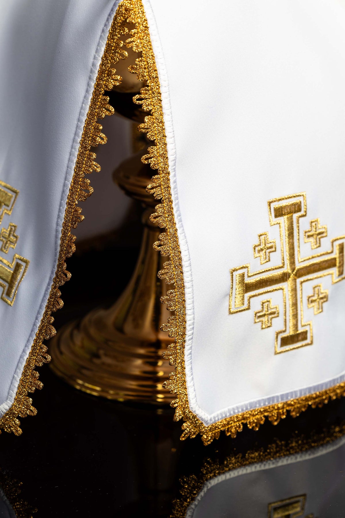 Capa de cibório com bordado dourado, Cruz de Jerusalém
