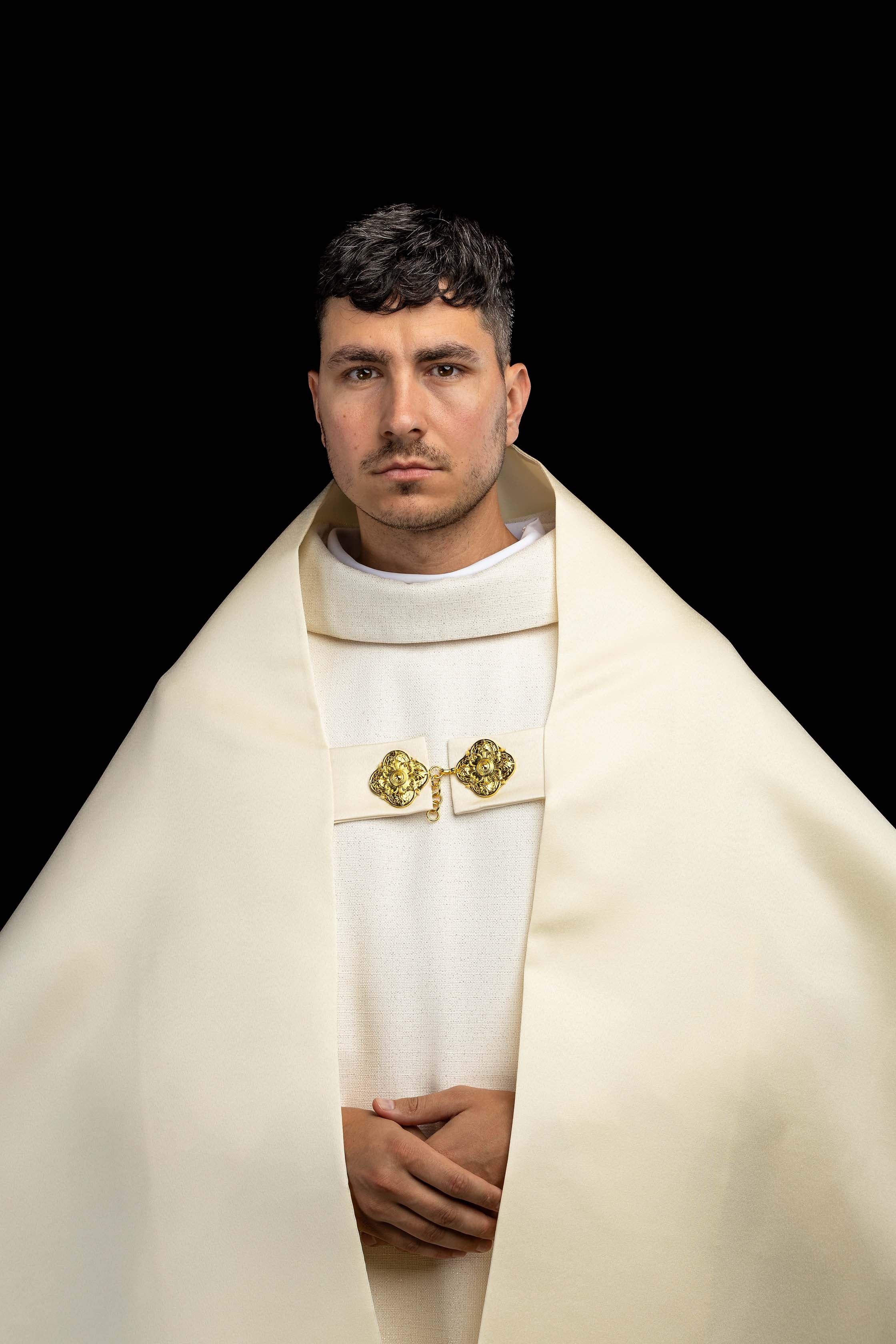 Véu com cruz bordada a cru