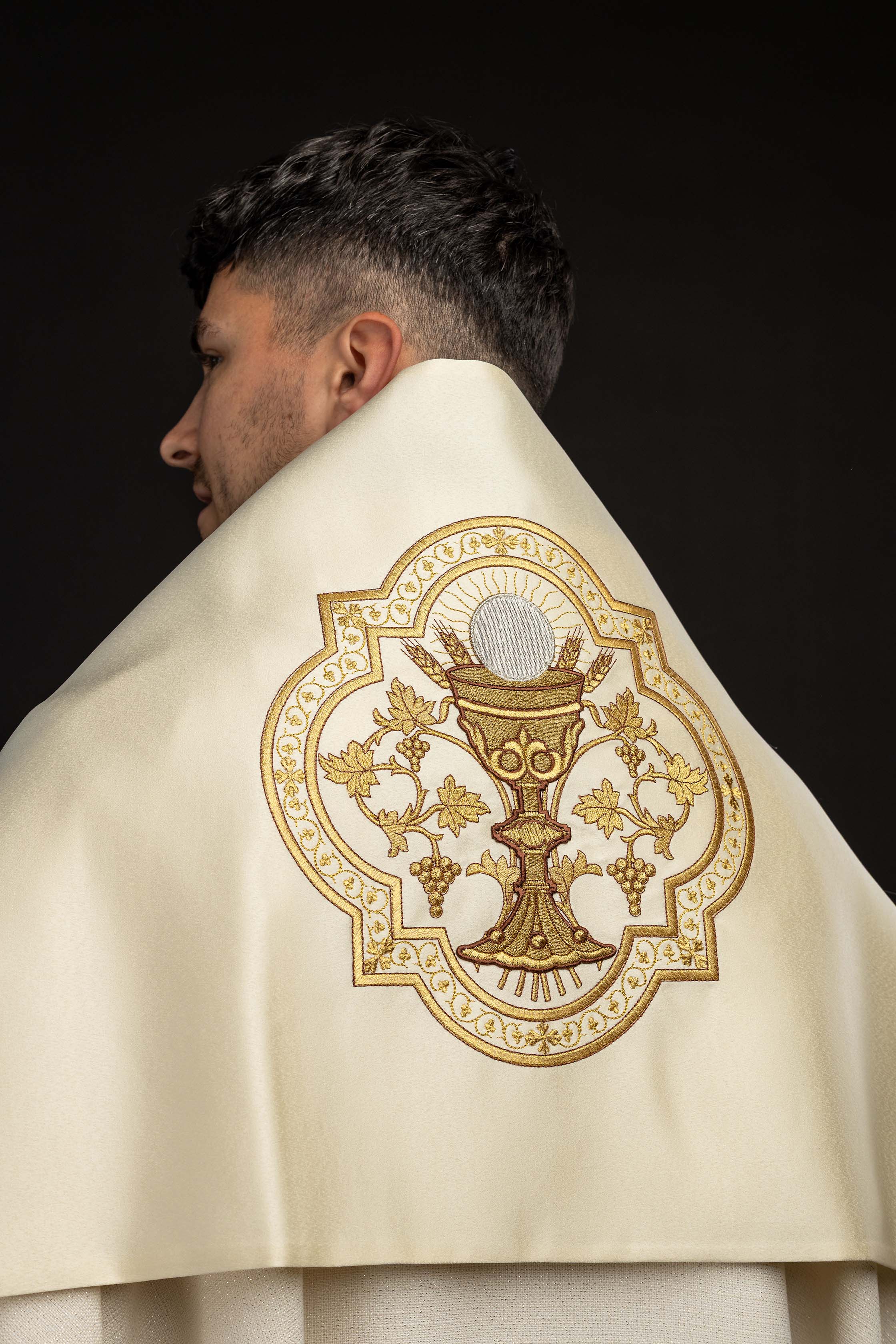 Véu litúrgico cru com cálice bordado