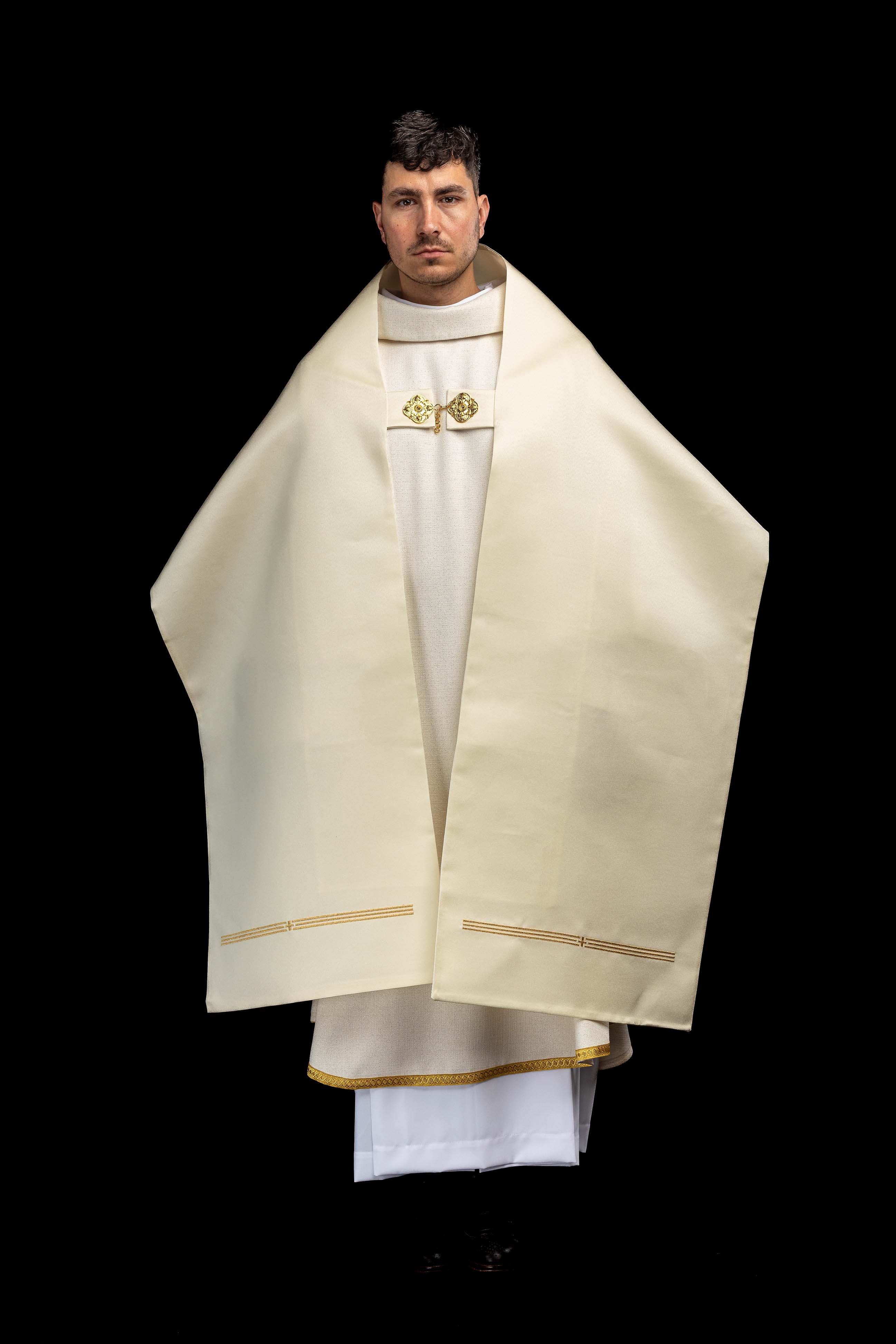 Pano de ombro IHS com detalhes dourados em cru