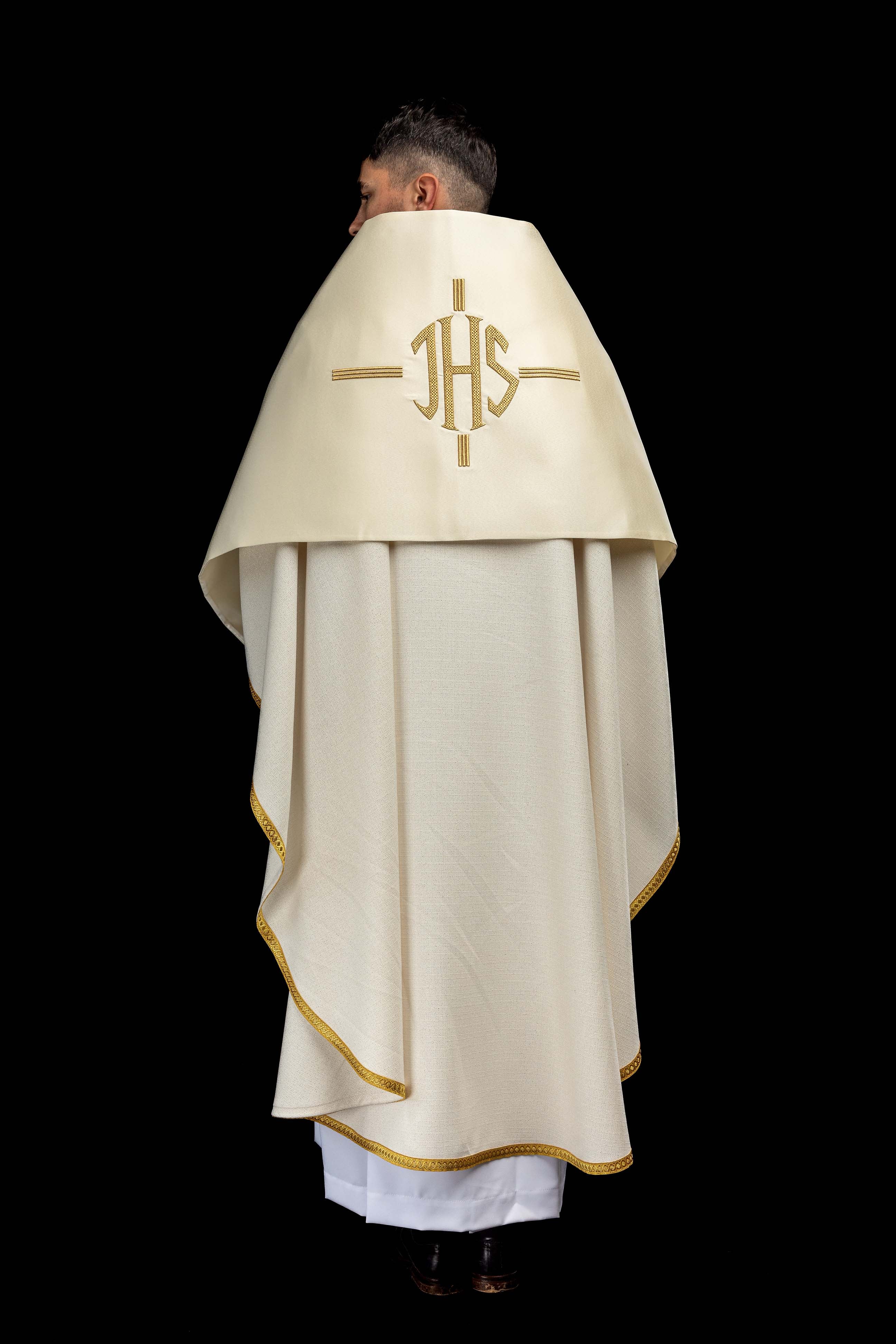 Pano de ombro IHS com detalhes dourados em cru