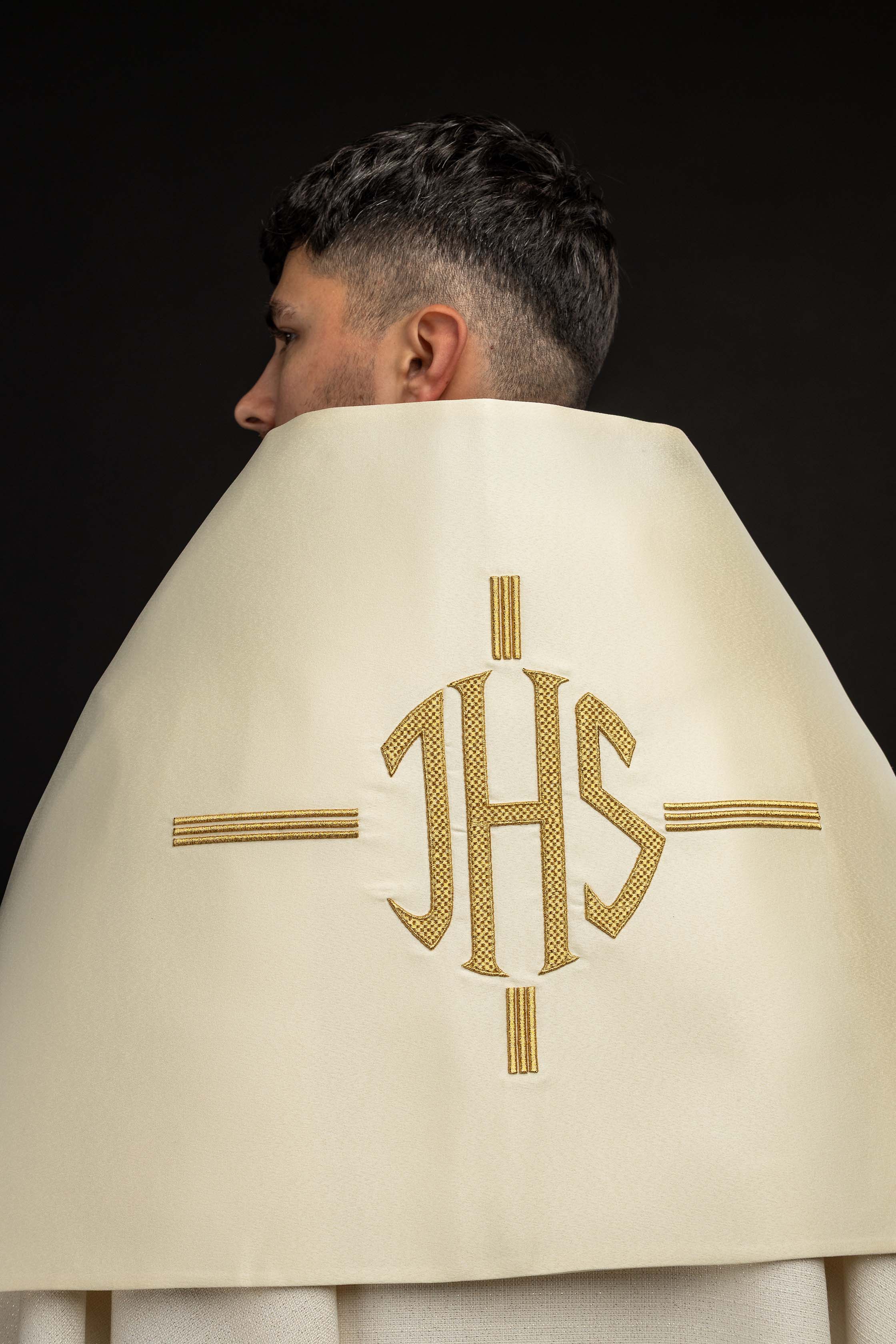 Pano de ombro IHS com detalhes dourados em cru