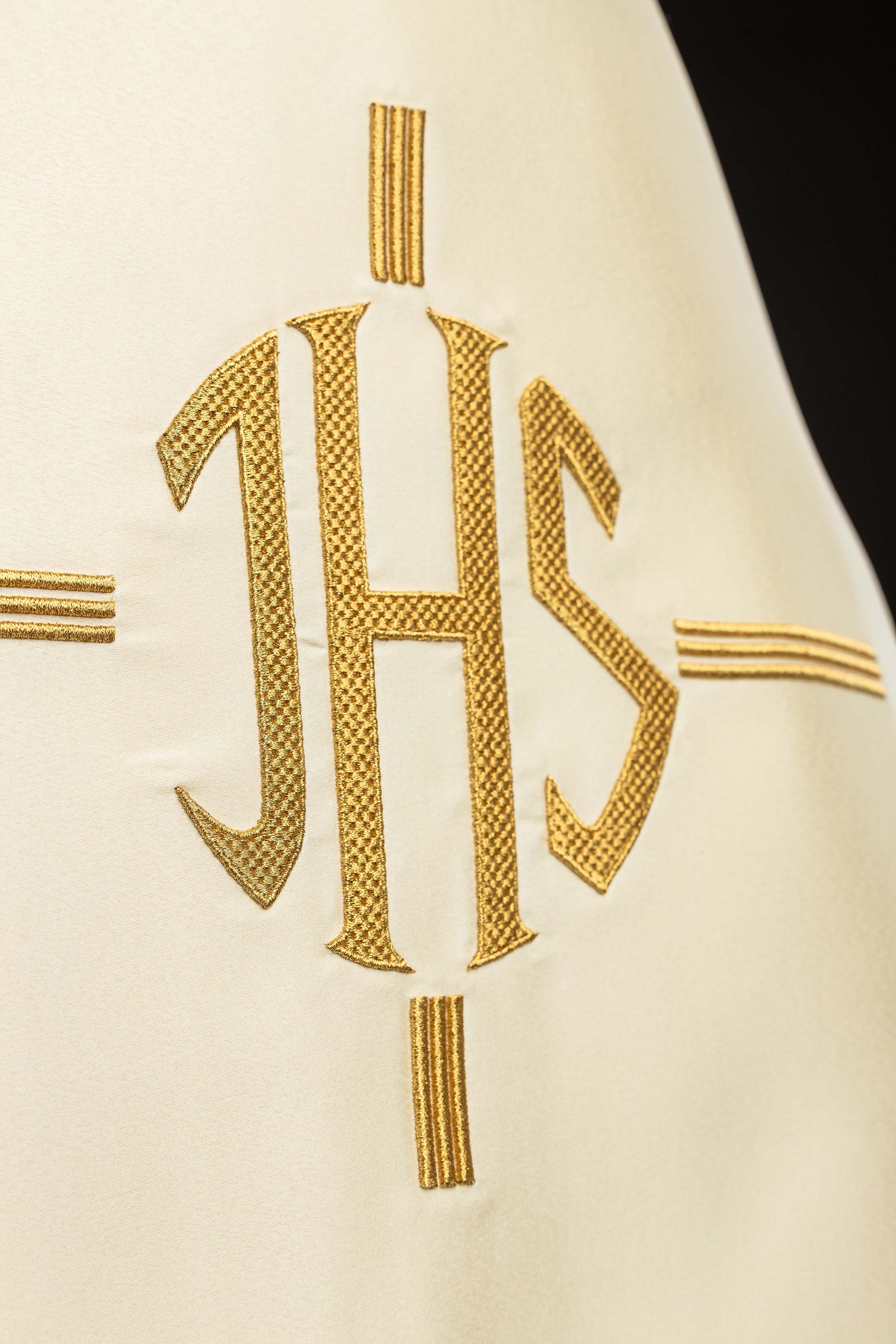 Pano de ombro IHS com detalhes dourados em cru