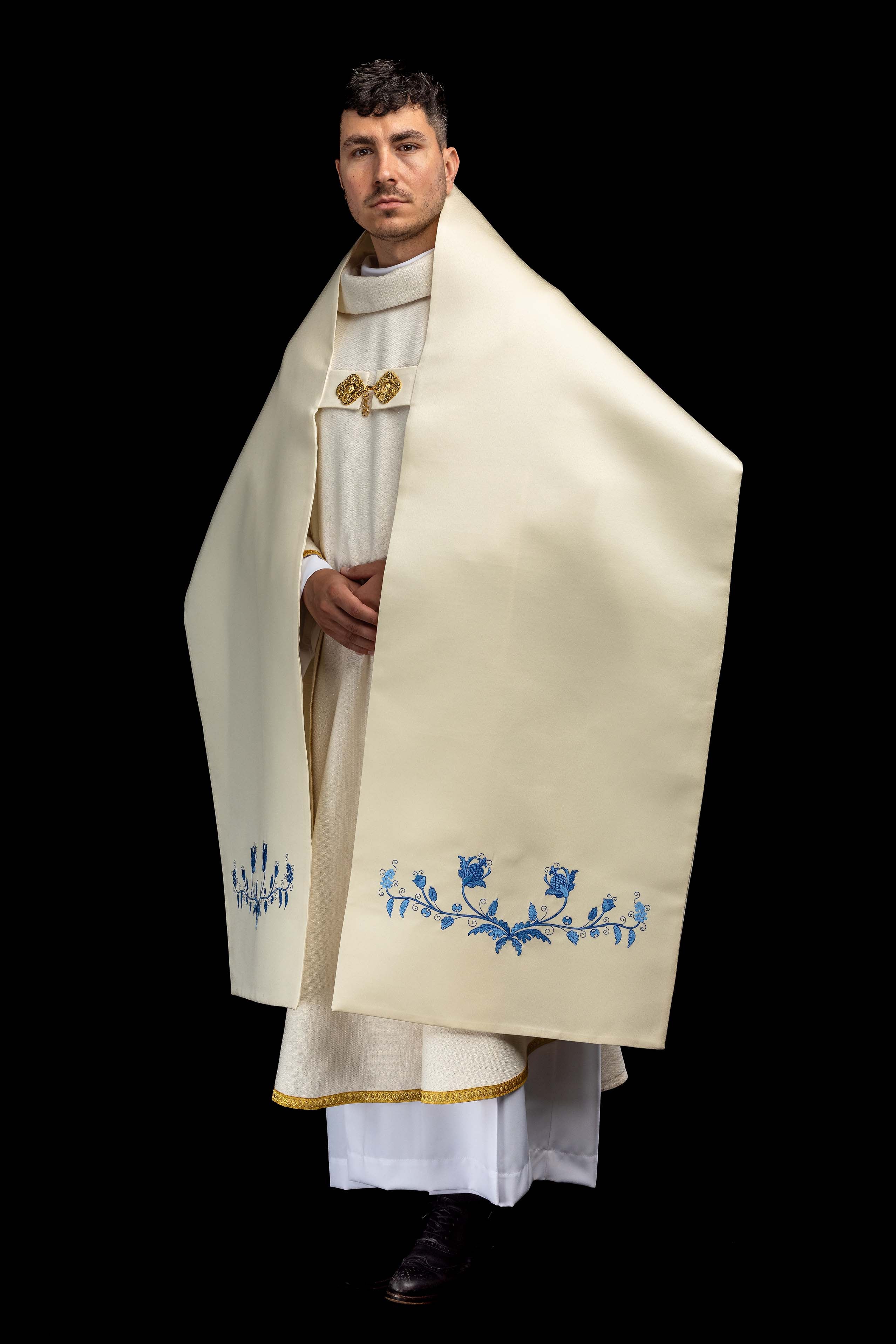 Pano de ombro com motivo mariano na cor cru