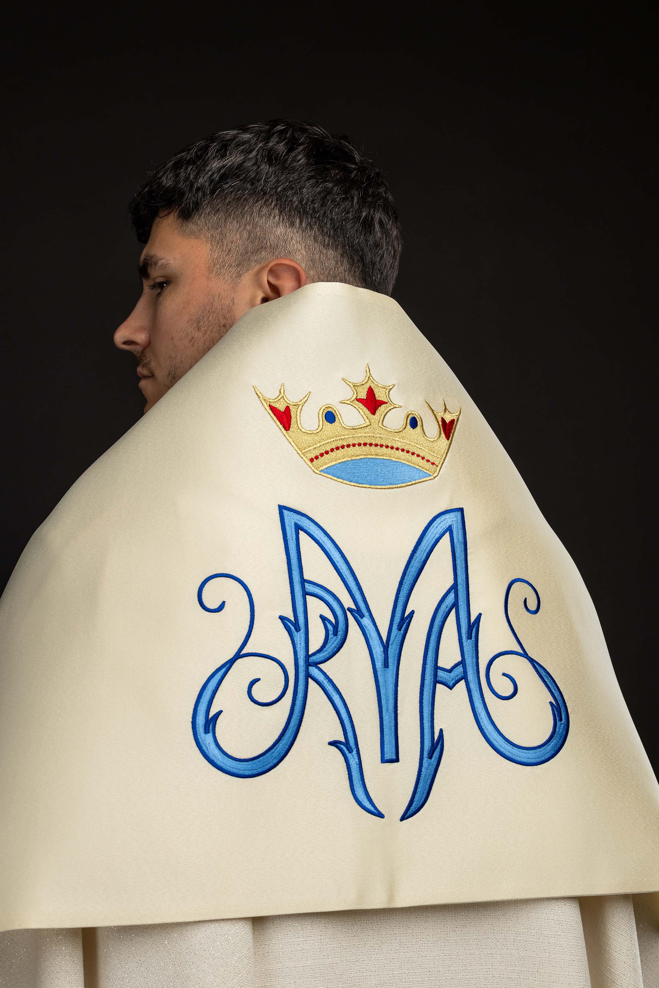 Pano de ombro com motivo mariano na cor cru