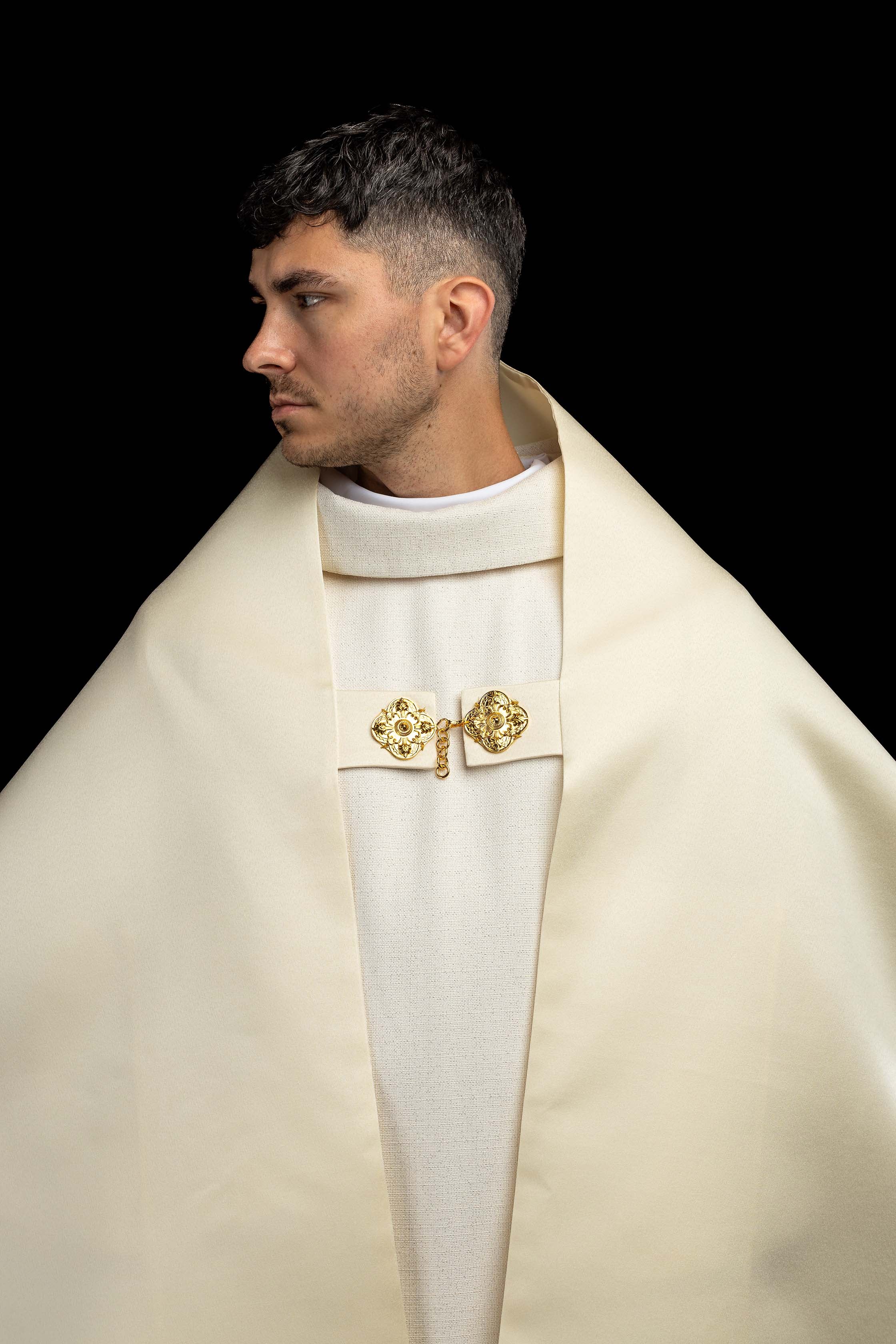 Pano de ombro com motivo mariano na cor cru