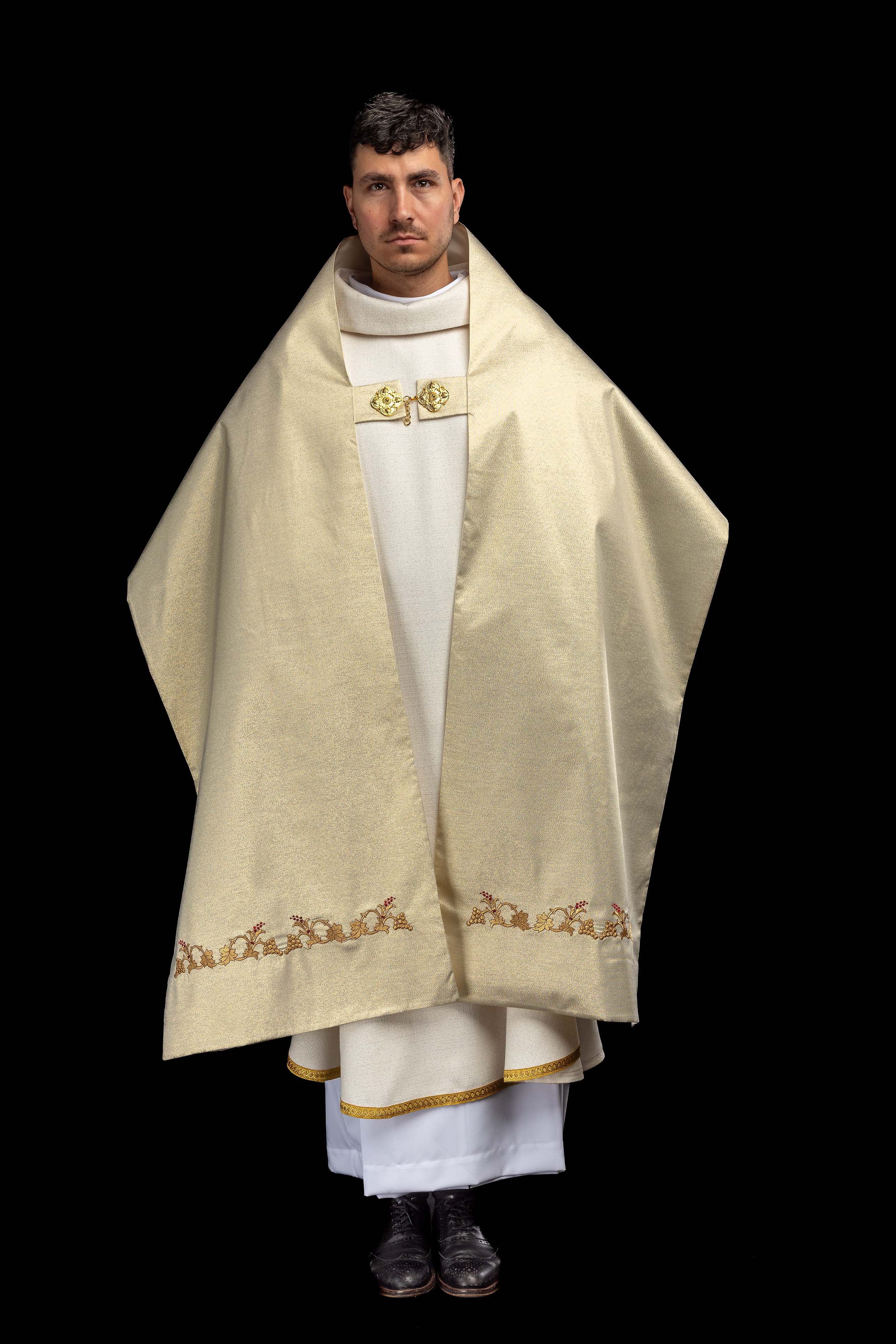 Pano de Ombro Dourado com Bordado do Coração de Jesus