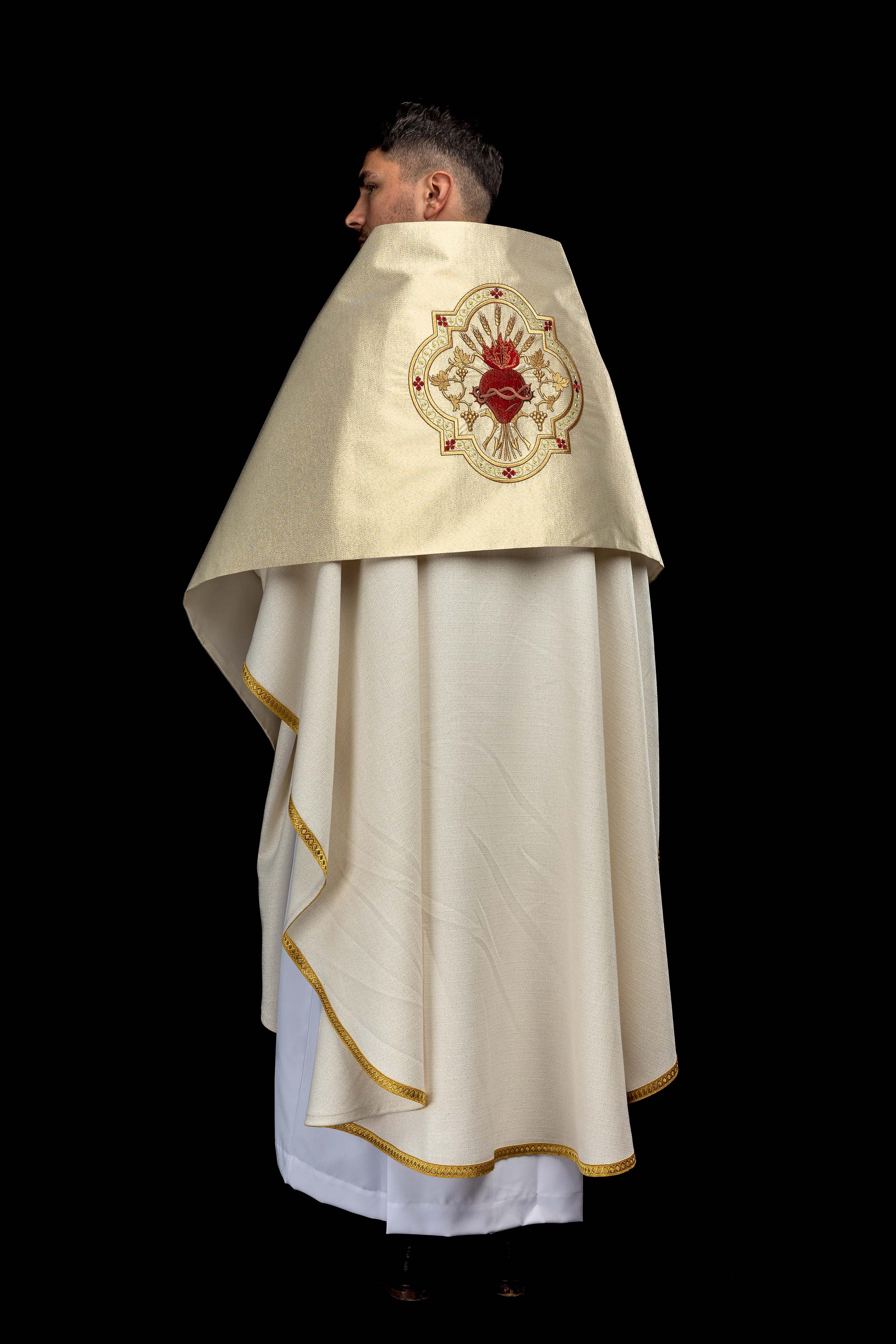 Pano de Ombro Dourado com Bordado do Coração de Jesus