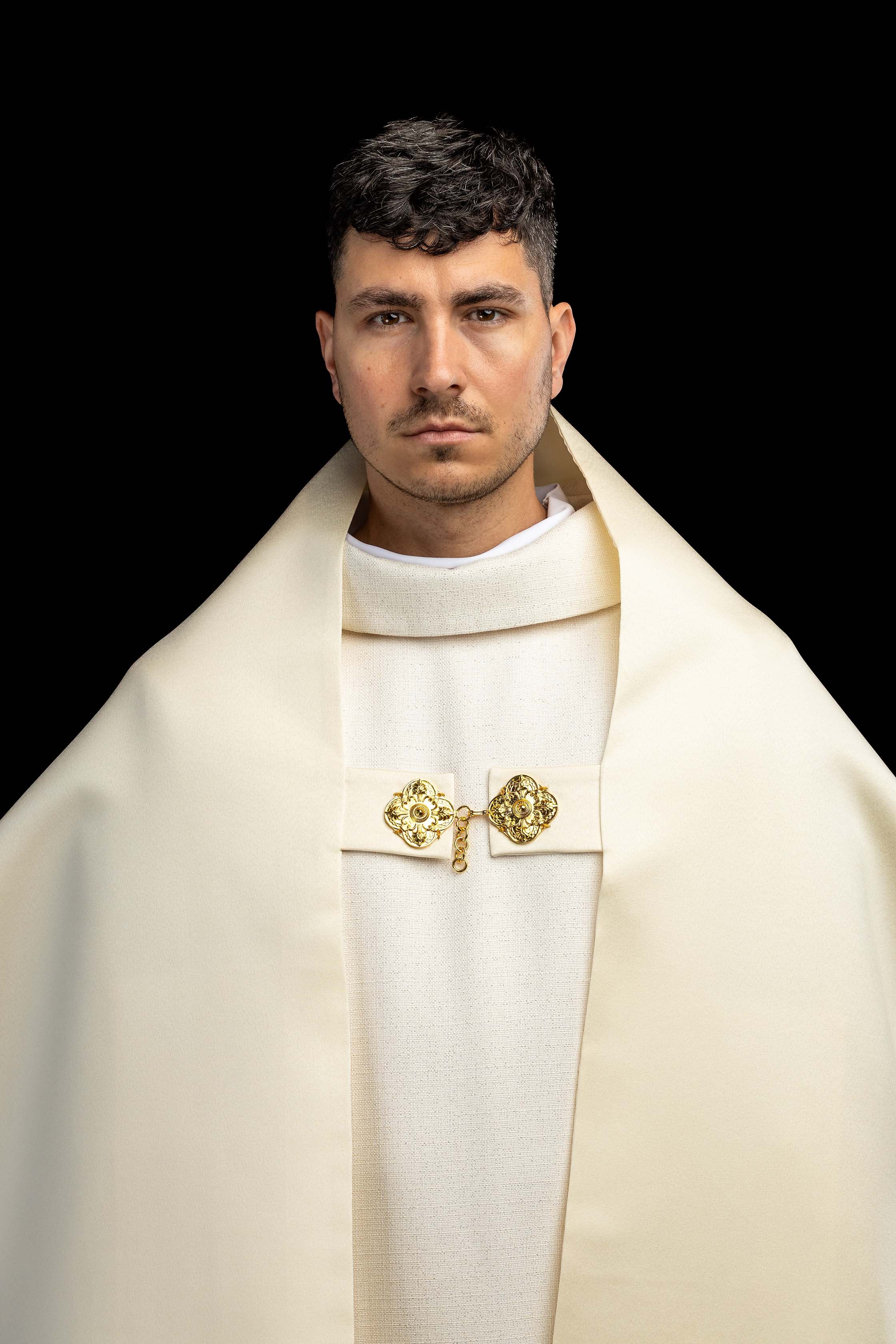 Pano de ombro com cruz na cor cru