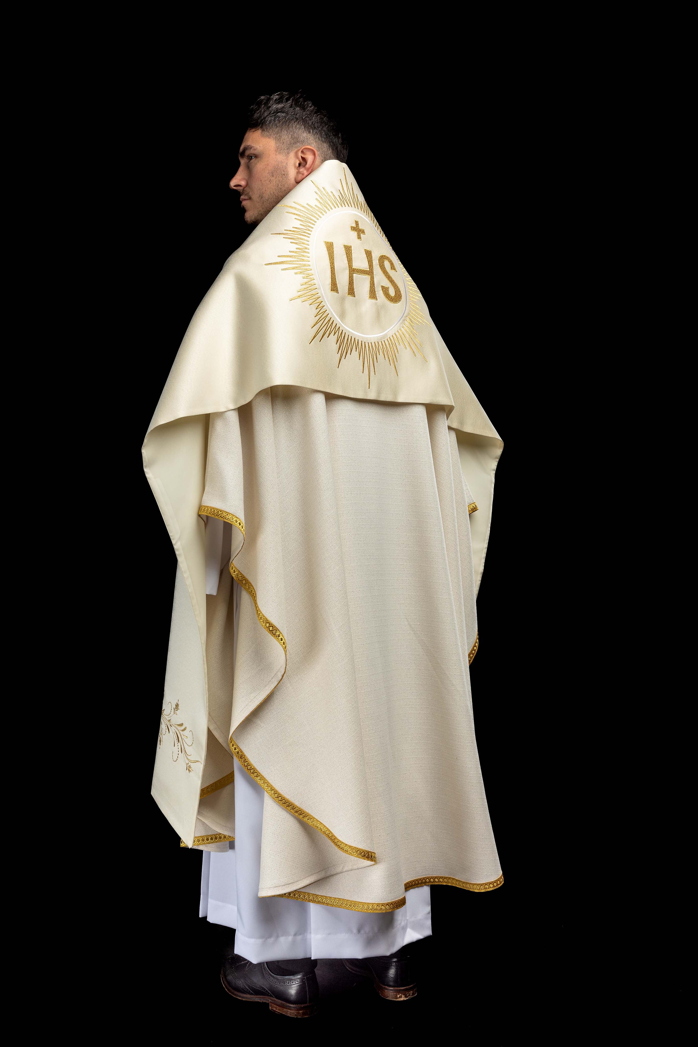 Pano de ombro com motivo de cruz em cru